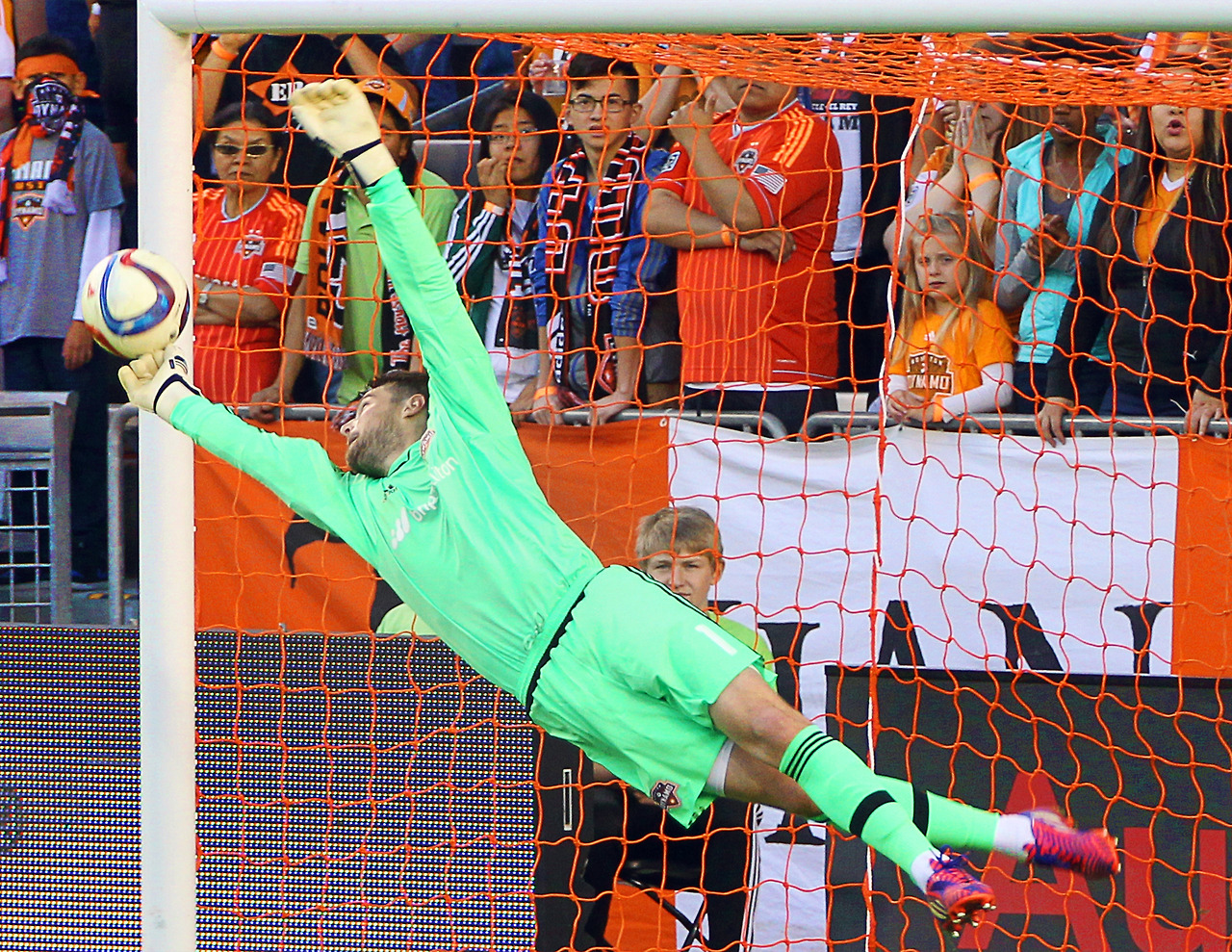 4-7. 골키퍼의 슈퍼 세이브 장면.jpg