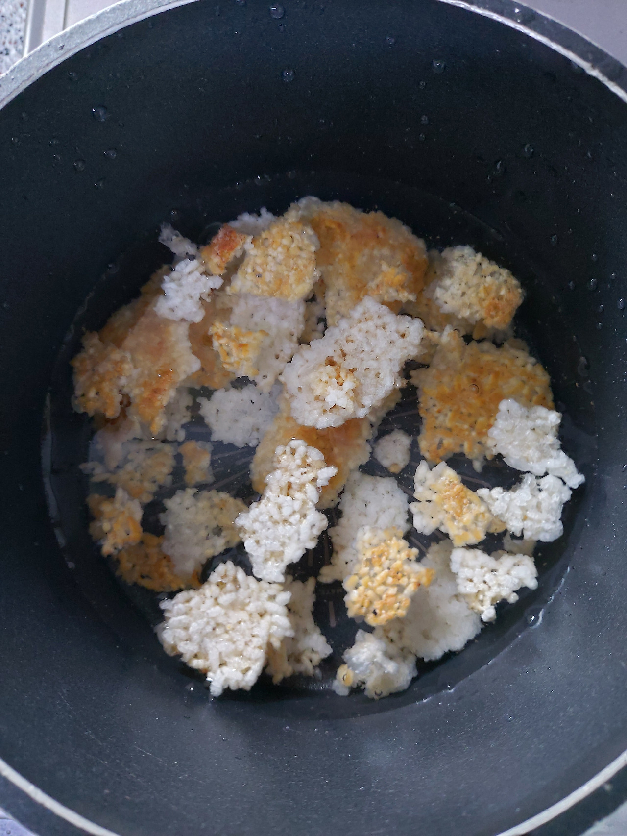 22-5. 냄비에 누룽지를 넣고 적당량의 물을 붓는다. 20240908_142608.jpg