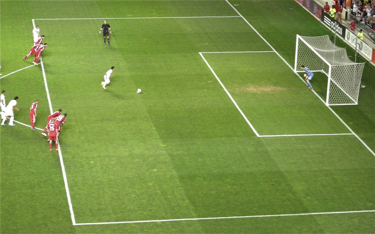 8-3. 키커와 골키퍼가 1대 1로 맞붙는 페널티킥 상황.jpg