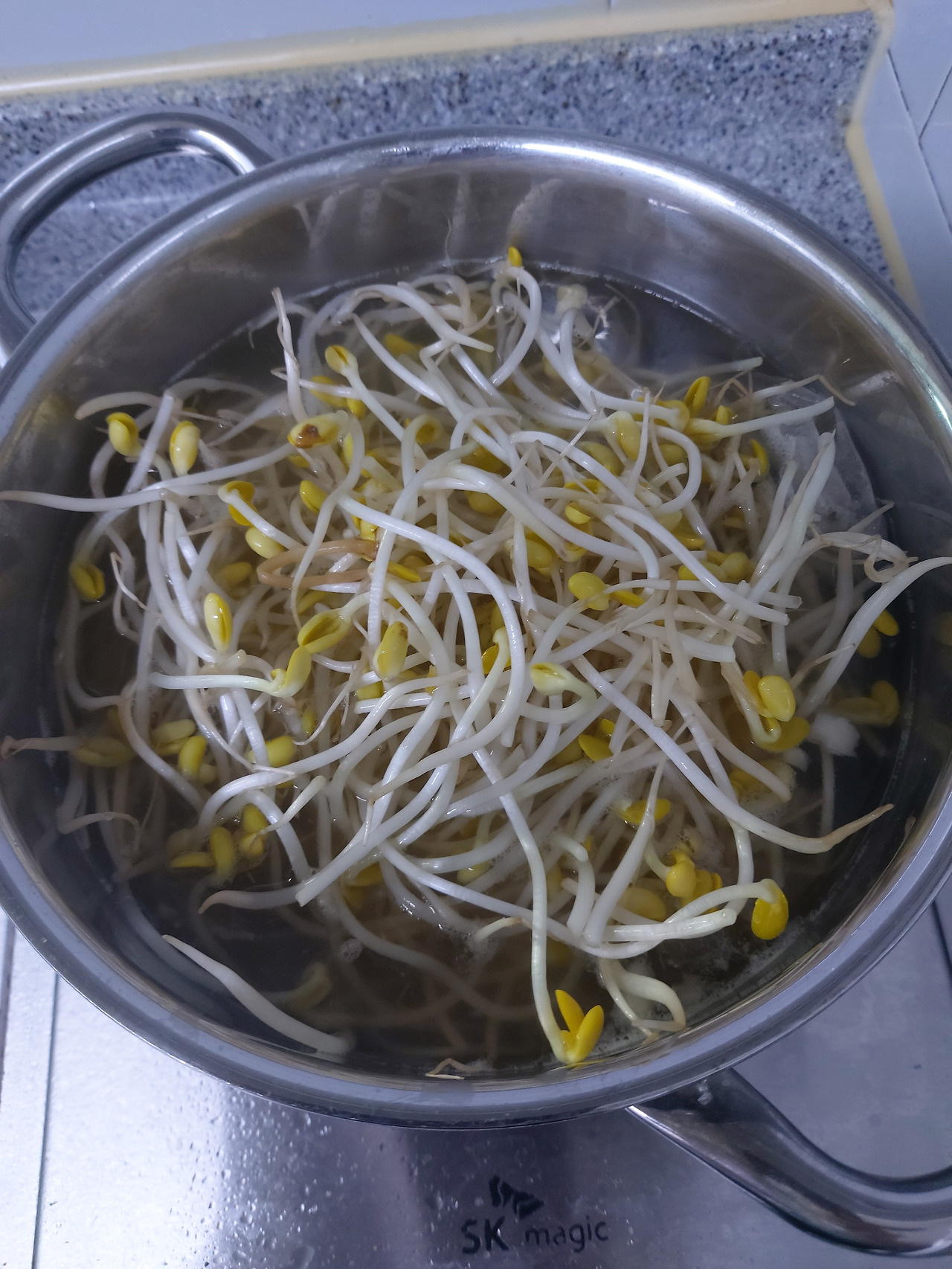 6-4. 육수가 끓기 시작하면 콩나물을 넣는다 20240721_181853.jpg