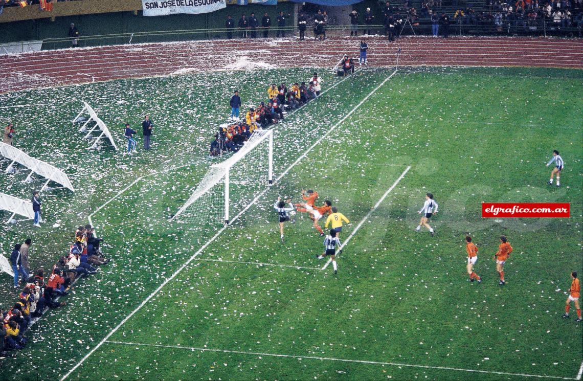 12-4. 1978년 월드컵 결승에서 아르헨티나의 마리오 켐페스(맨 왼쪽)가 네덜란드를 상대로 결승 골을 터뜨리고 있다..jpg