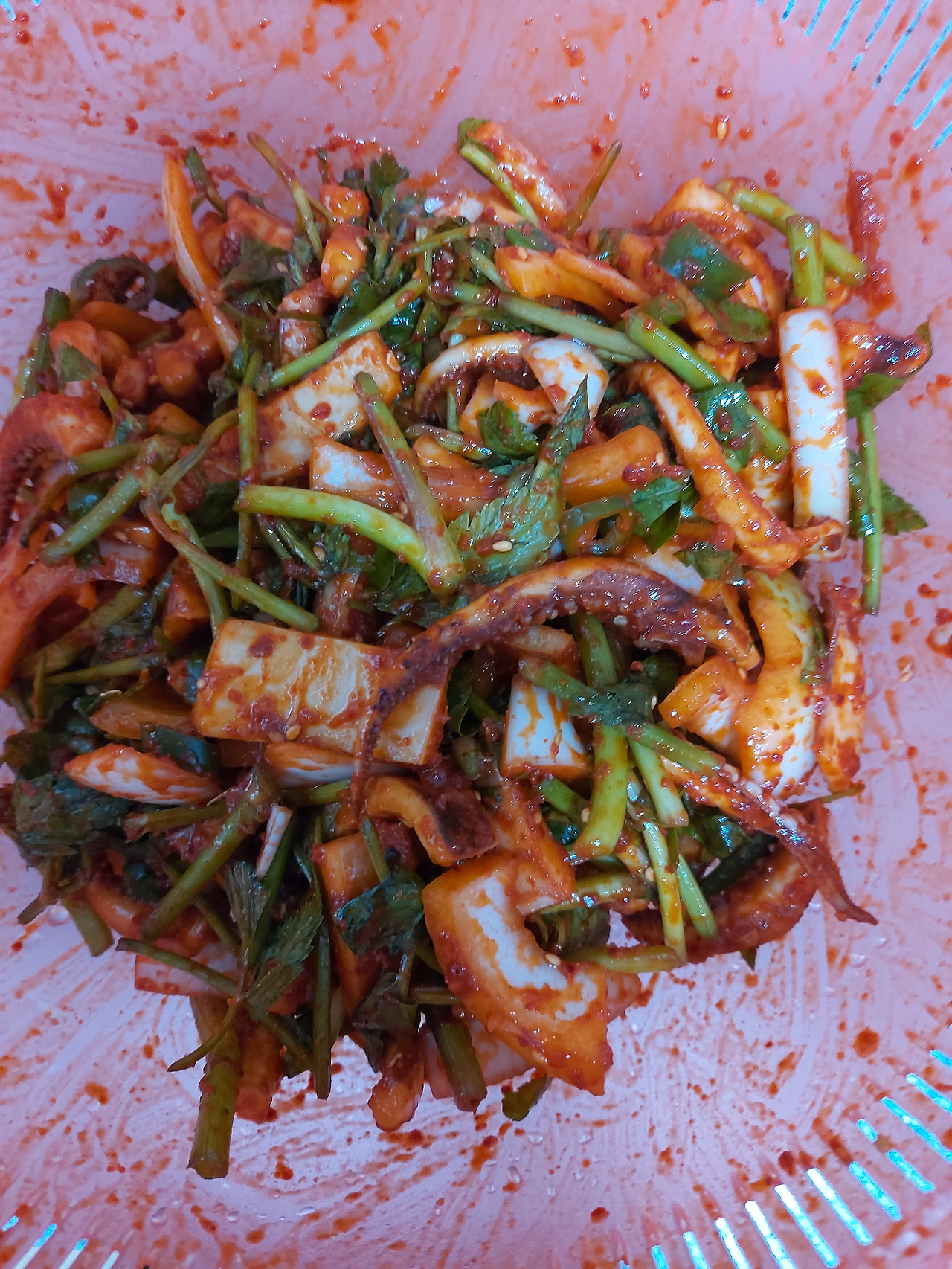 45-7. 미나리와 양파, 청양고추도 넣고 버무린다 20240915_184843.jpg