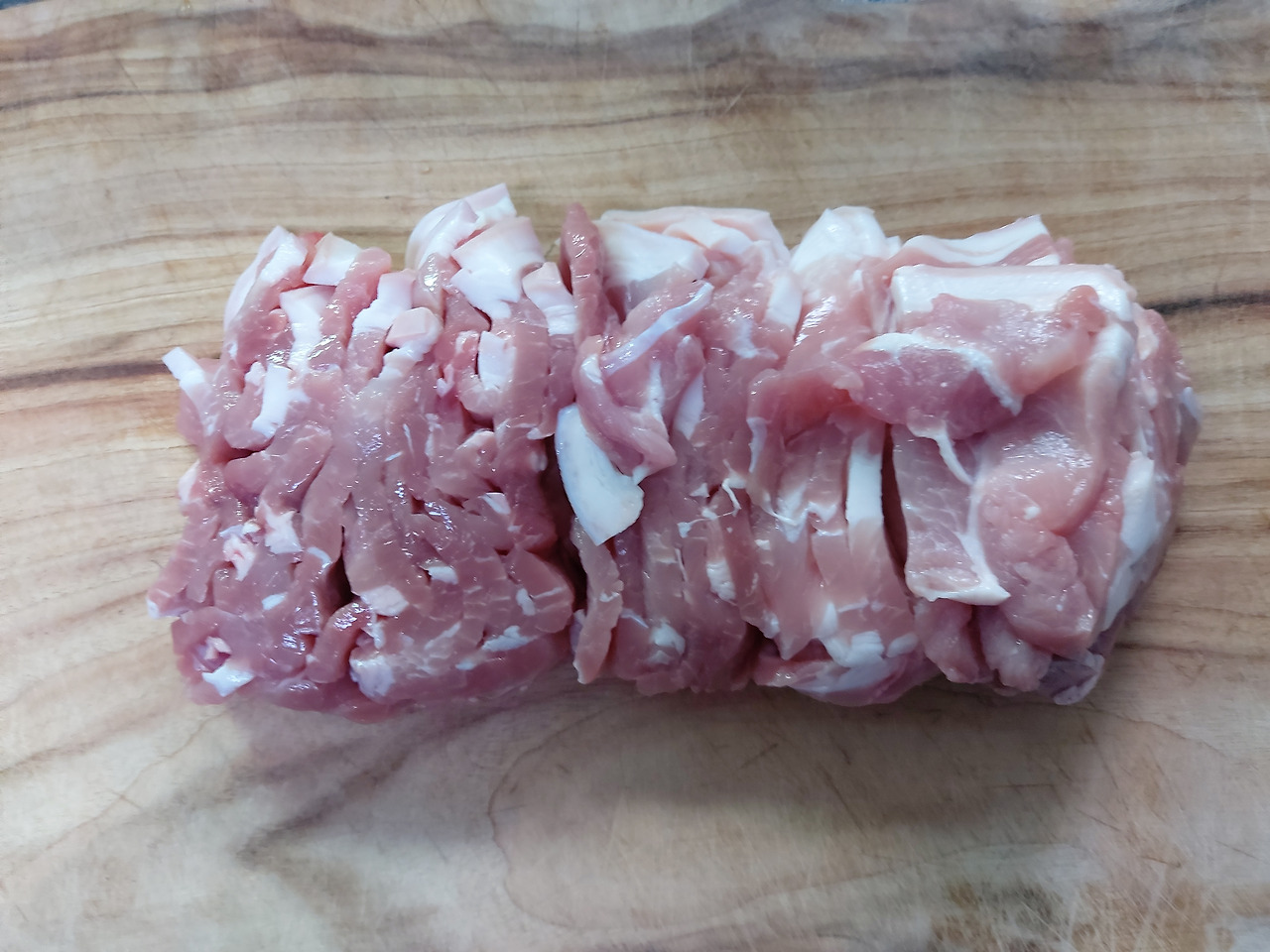 21-1. 돼지고기 앞다릿살. 지방이 적당히 섞여 있어 감칠맛이 뛰어나 돼지불고기용으로 많이 사용한다  20240901_153931.jpg