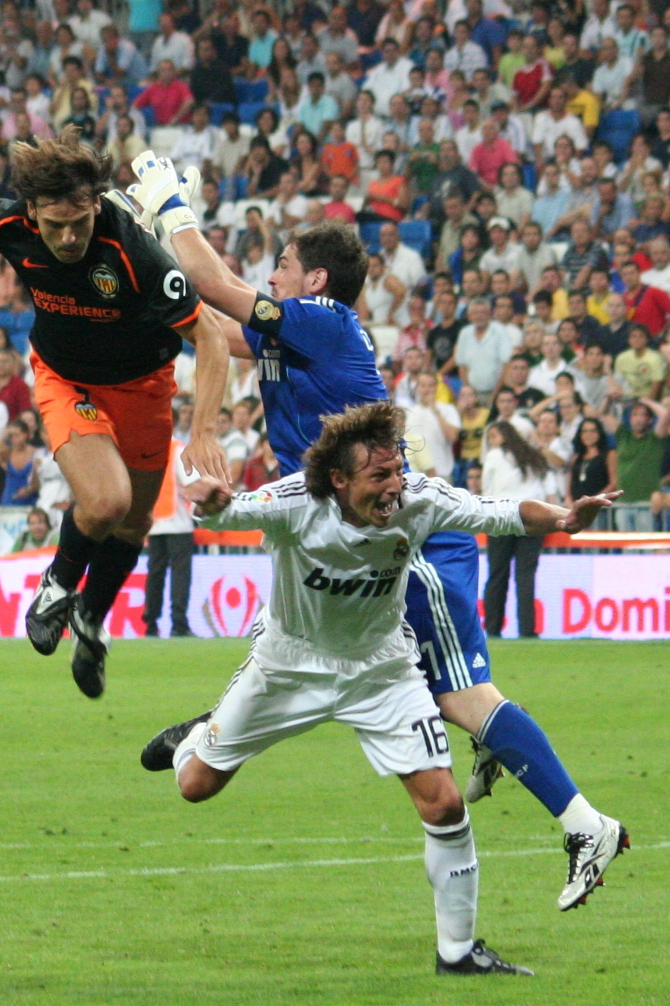 4-13. 2010 남아공 월드컵 골든 글러브 수상자인 이케르 카시야스의 경기 장면.jpg