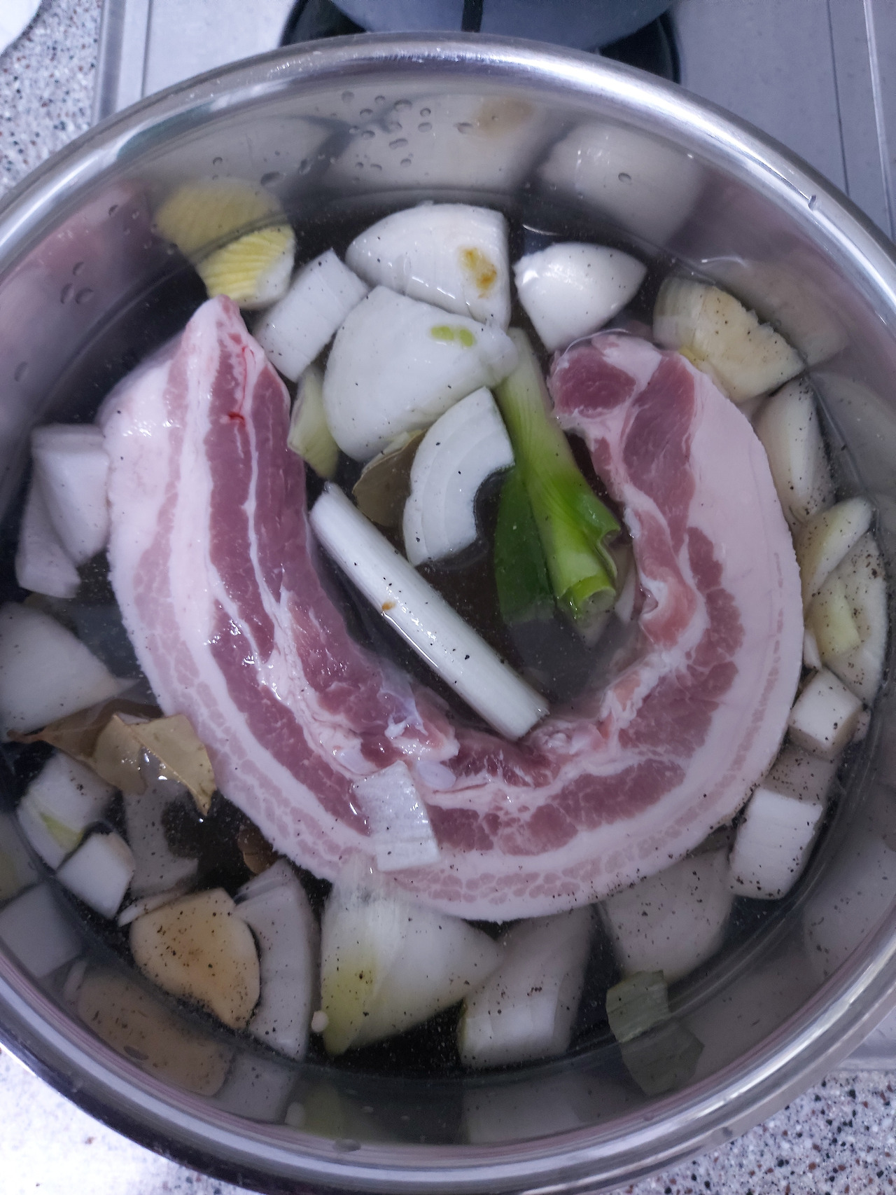 41-3. 핏물을 뺀 돼지고기를 얹는다  20241102_173241.jpg