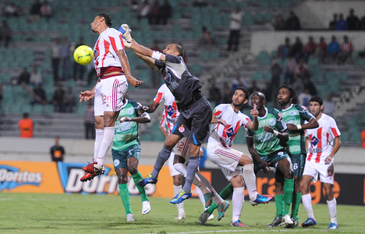 90분 내내 공을 차면서 달리고 넘어지고 부딪히는 동작을 반복하는 축구 선수들의 몸에서는 군살을 찾아볼 수 없다.jpg