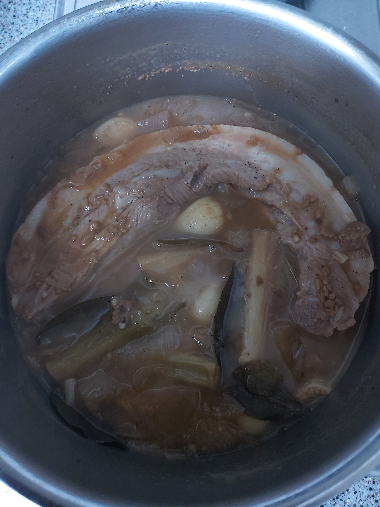 41-6. 젓가락으로 고기를 찔러 부드럽게 들어가면 불을 끄고 뚜껑을 닫은 채 5분간 뜸을 들인다 ㄸ20241102_182927.jpg