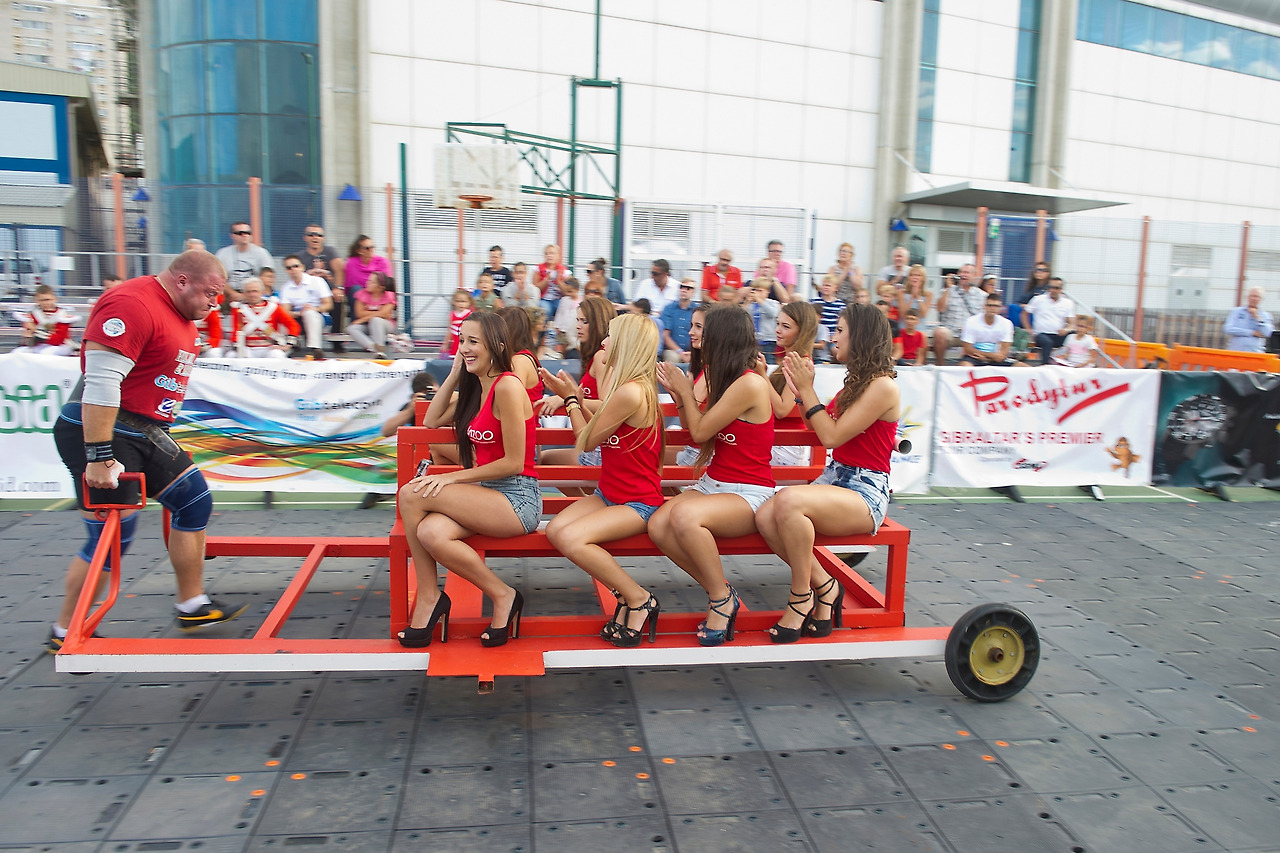 지구촌에서 가장 힘이 센 괴력의 사나이를 뽑는 철인 대회 장면.jpg