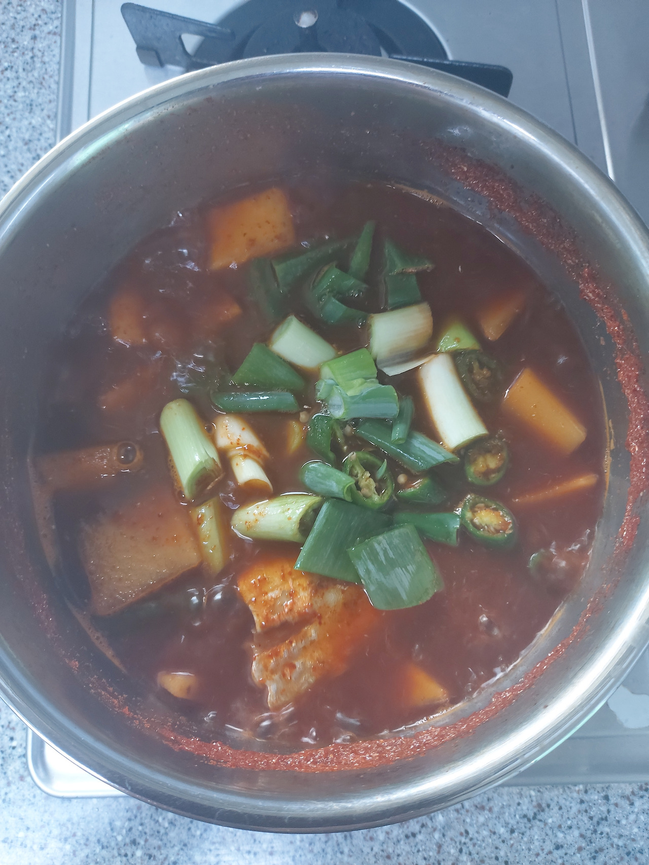 17-7. 양념이 갈치 살에 충분히 스며들면 대파와 청양고추도 넣고 중약불로 낮춰 졸인다. 20240811_084929.jpg