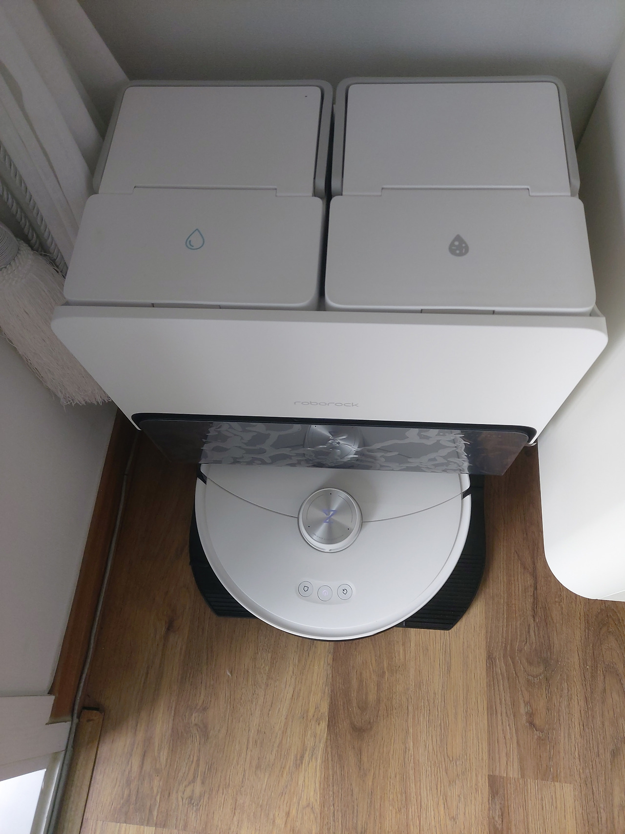 29-3. 도크에서 잠들어 있는 로봇청소기.20250511_101511.jpg