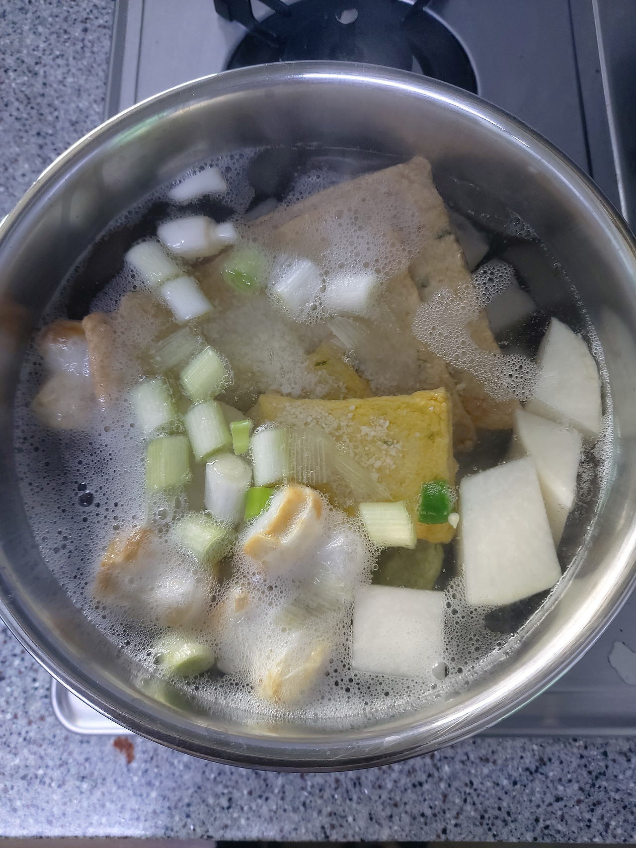 38-3. 무가 익을 때쯤 어묵과 다진 마늘, 대파를 넣고 국간장과 소금으로 간을 맞춘다 20241019_083905.jpg