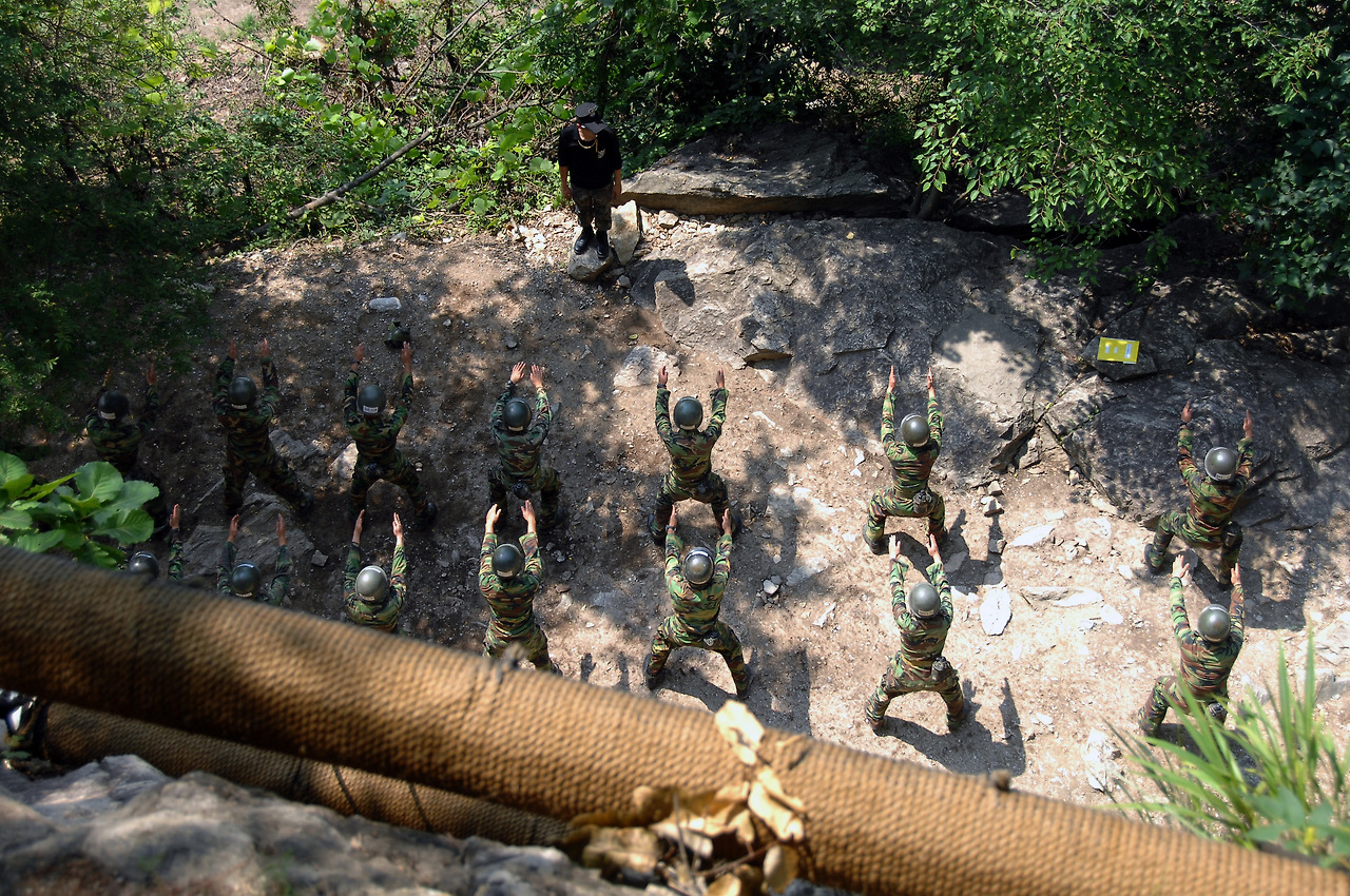 4-3. 유격훈련장의 PT 체조 장면.jpg