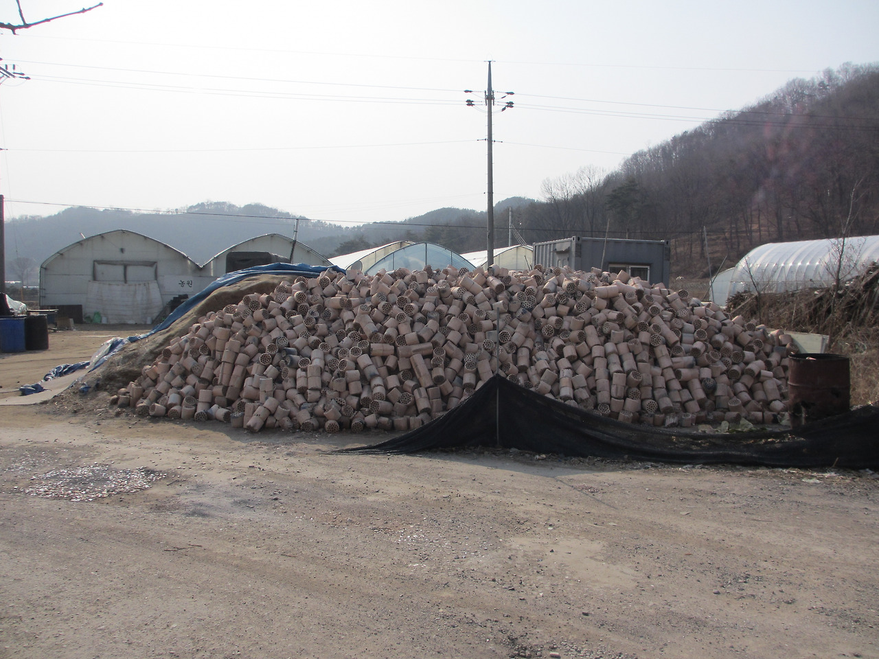 한옥의 추억 29. 연탄불 갈기와 연탄재 1..jpg