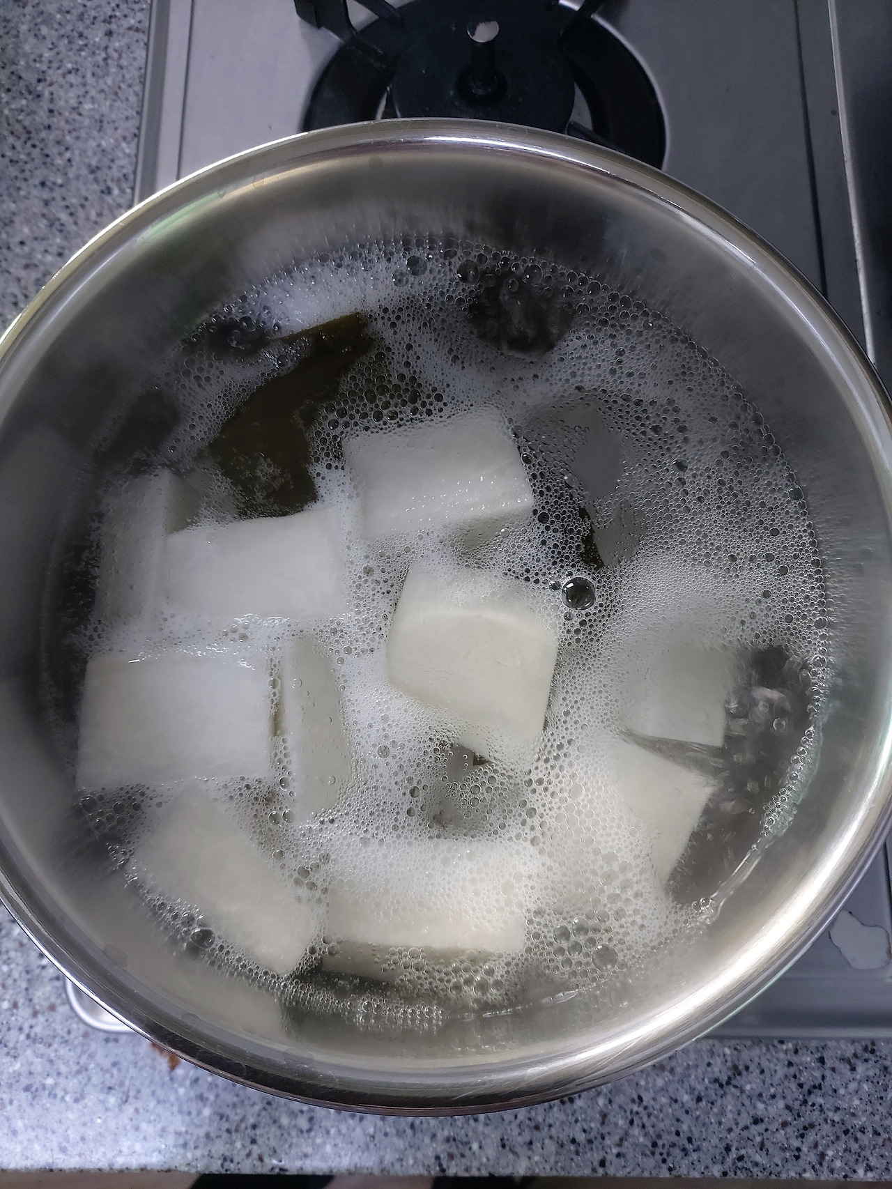 38-2. 멸치와 다시마, 무를 넣고 육수를 끓인다 20241019_083742.jpg