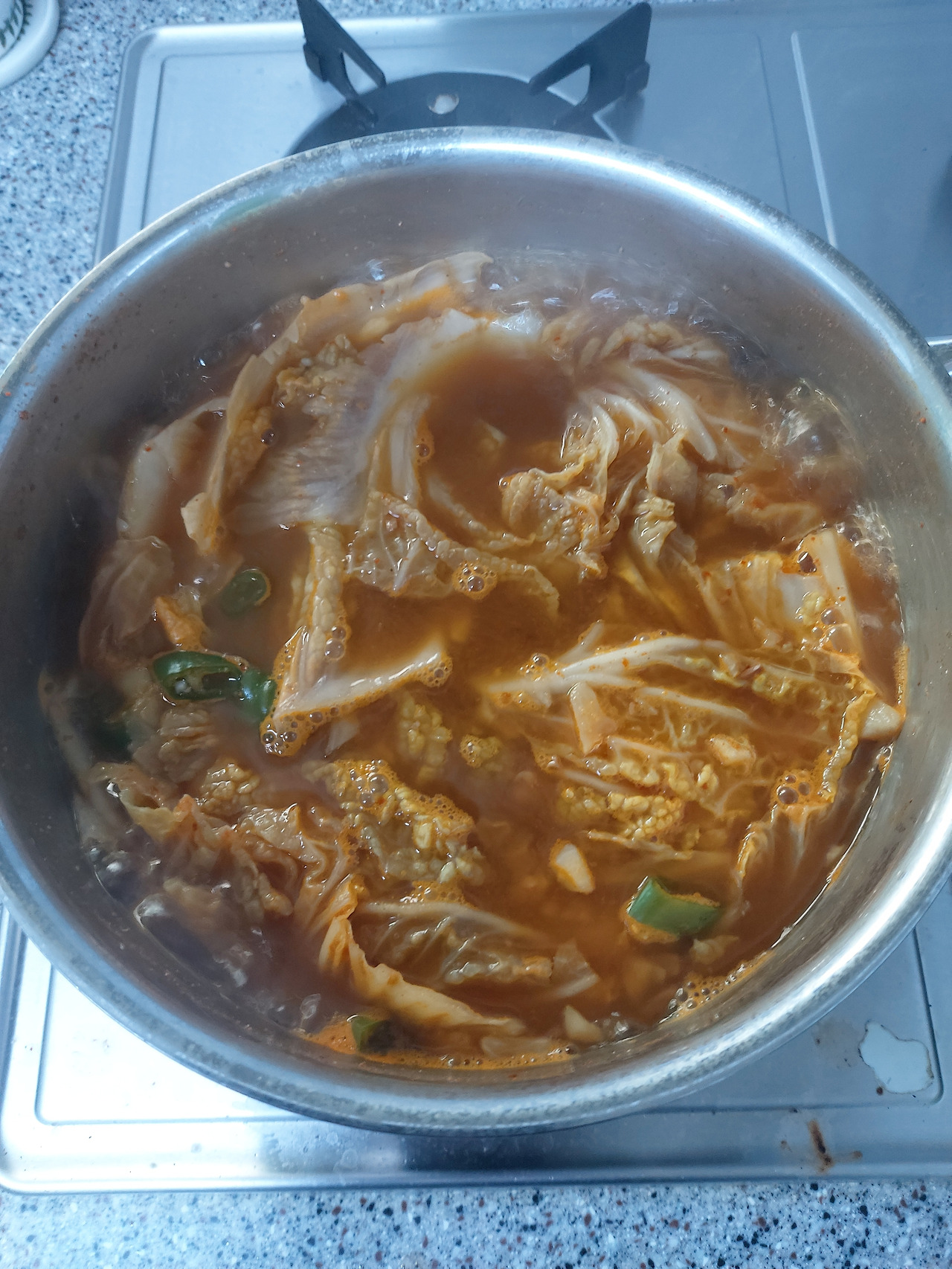 12-7. 비등점을 돌파한 배춧국에서 펄펄 끓는 소리가 나면 소금으로 간을 맞추고 5분쯤 지나 불을 끈다    20240817_180136.jpg