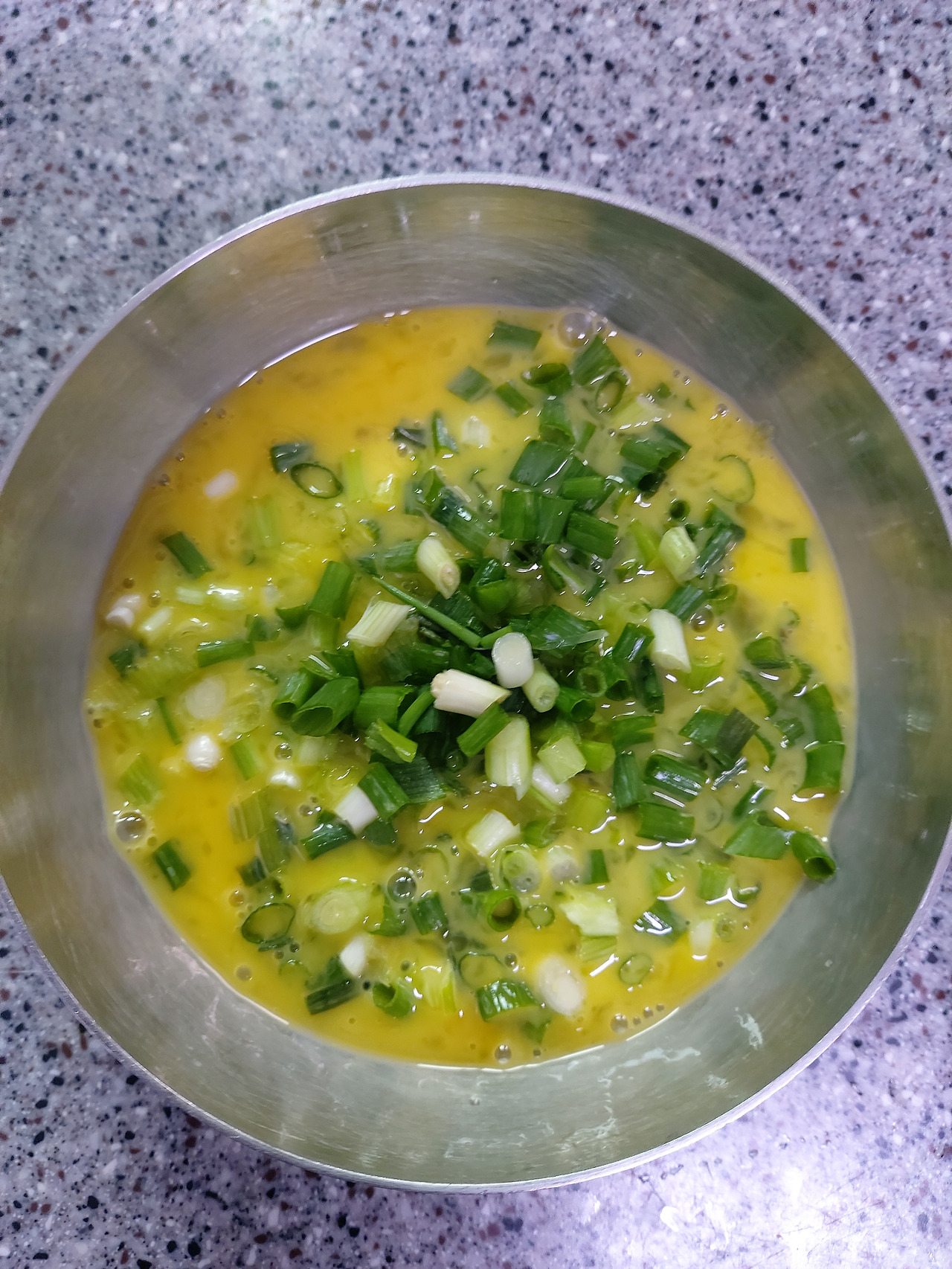 10-4. 달걀물에 잘게 썬 대파를 넣고 잘 섞는다 20240720_082916.jpg