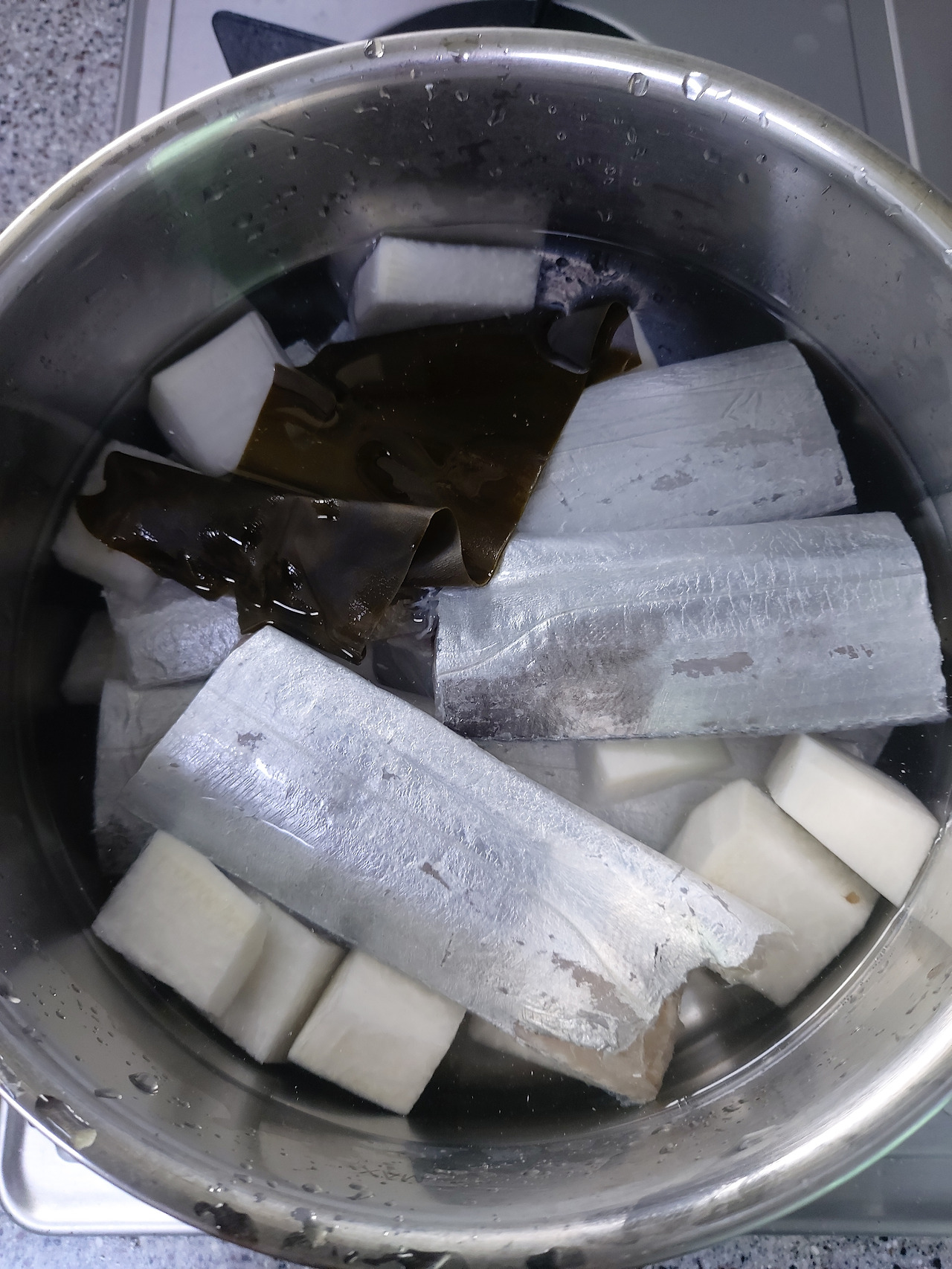 17-3. 무 위에 갈치를 깔고 다시마 한 장도 넣은 뒤 가스불을 켠다 20240811_082356.jpg