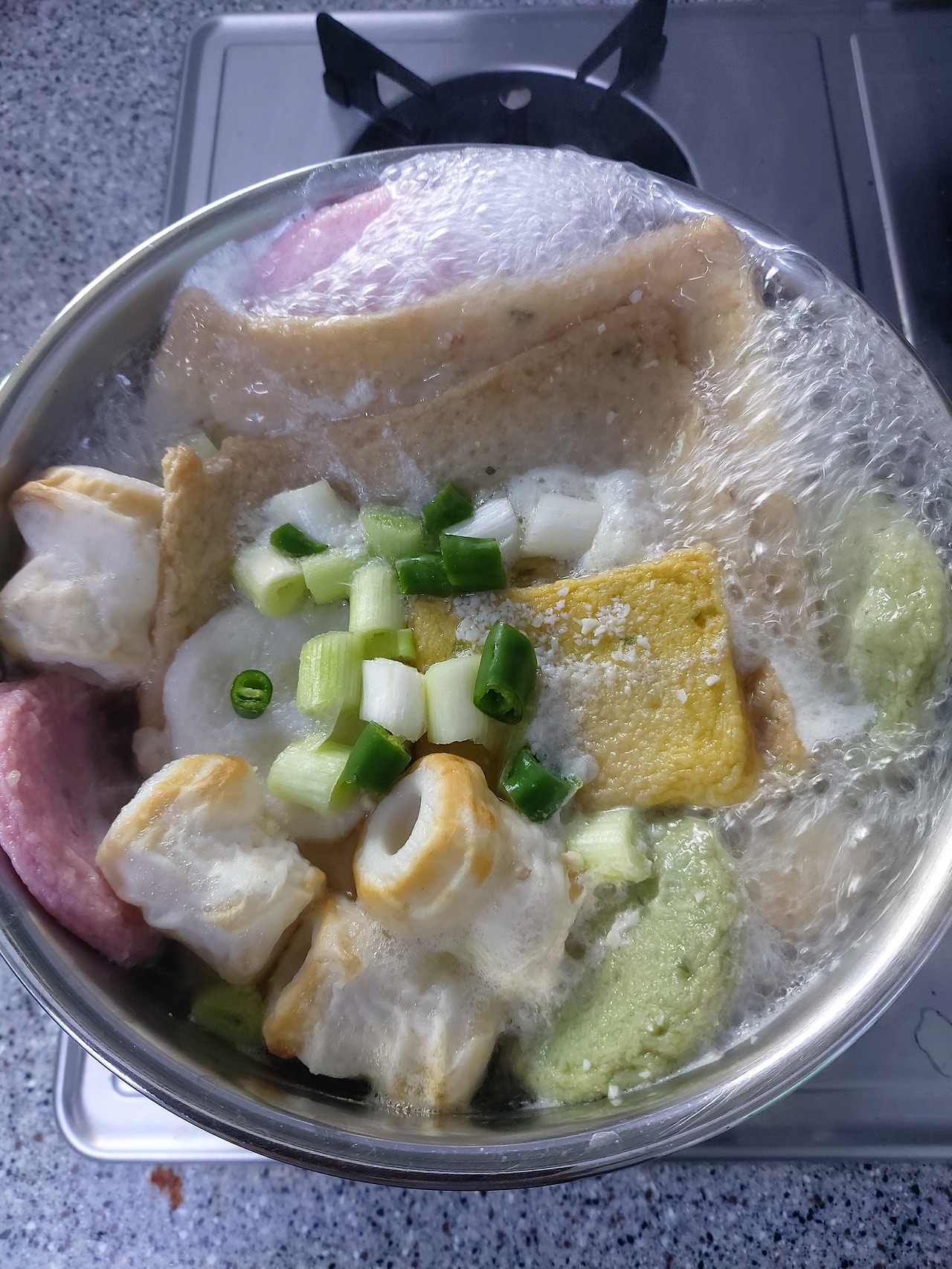 38-4. 중 약불에서 계속 끓인 뒤 청양고추 한 개를 썰어 넣는다   20241019_084218.jpg