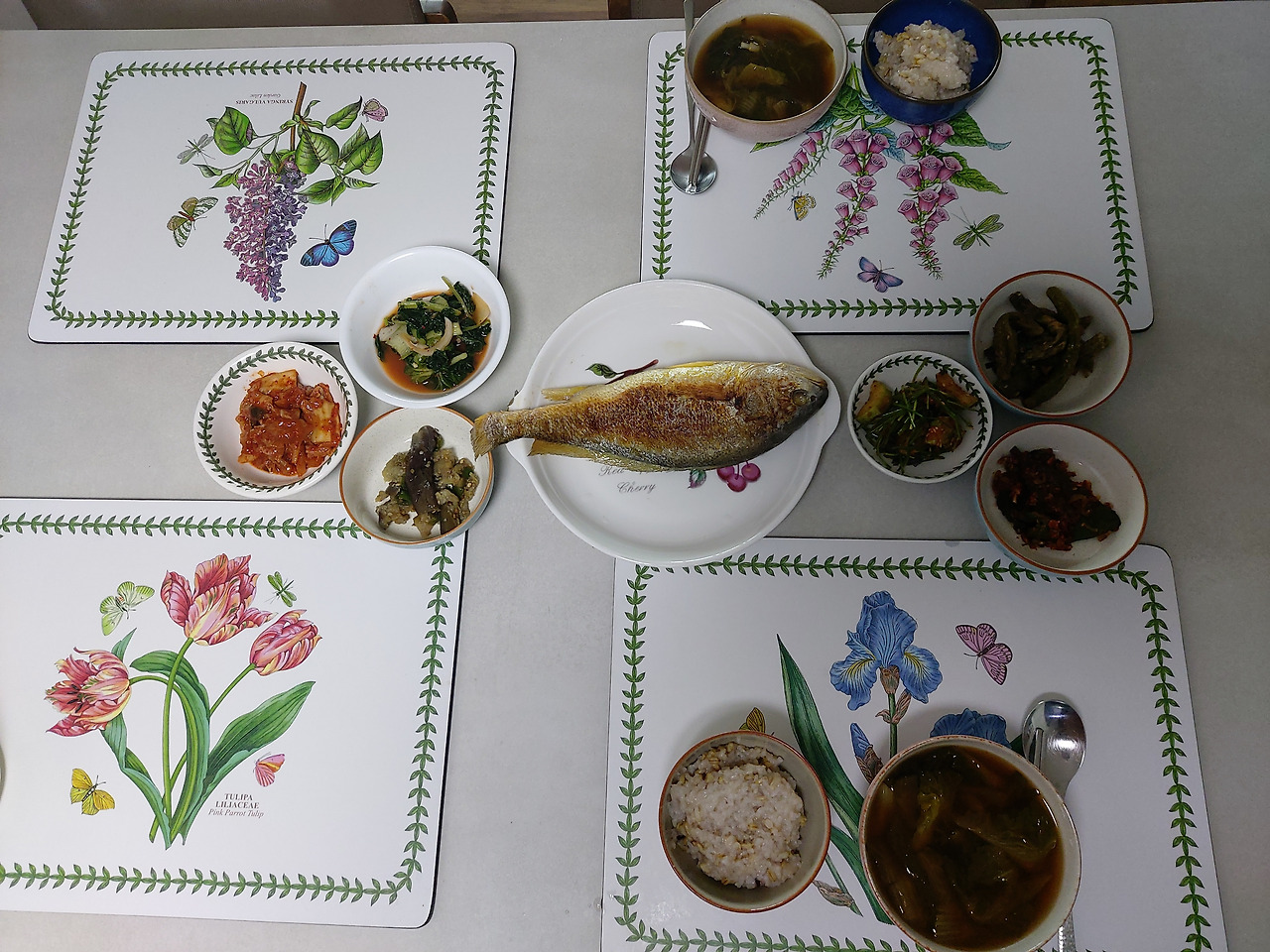 39-1. 주말 아침의 우리집 밥상. 잡곡밥과  얼갈이 된장국, 조기구이, 밑반찬 여섯 가지로 차렸다. 20240719_093902.jpg