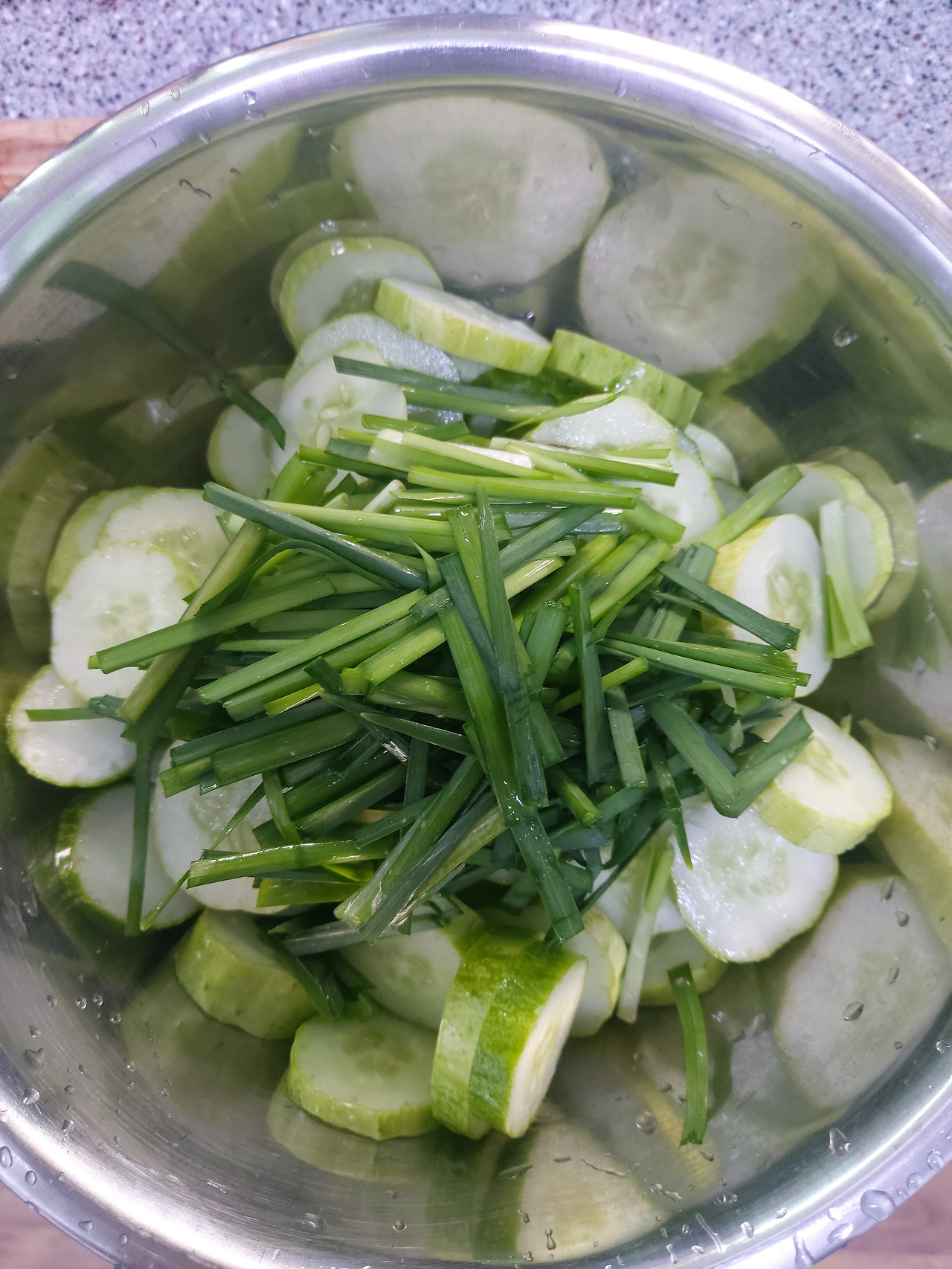 49-2. 오이와 부추를 썰어 볼에 담는다 20240824_181325.jpg