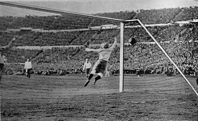 11-2. 1930년 7월 30일 우루과이 수도 몬테비데오 센테나리오 경기장에서 벌어진 우루과이와 아르헨티나의 제1회 월드컵 결승전 장면..jpg