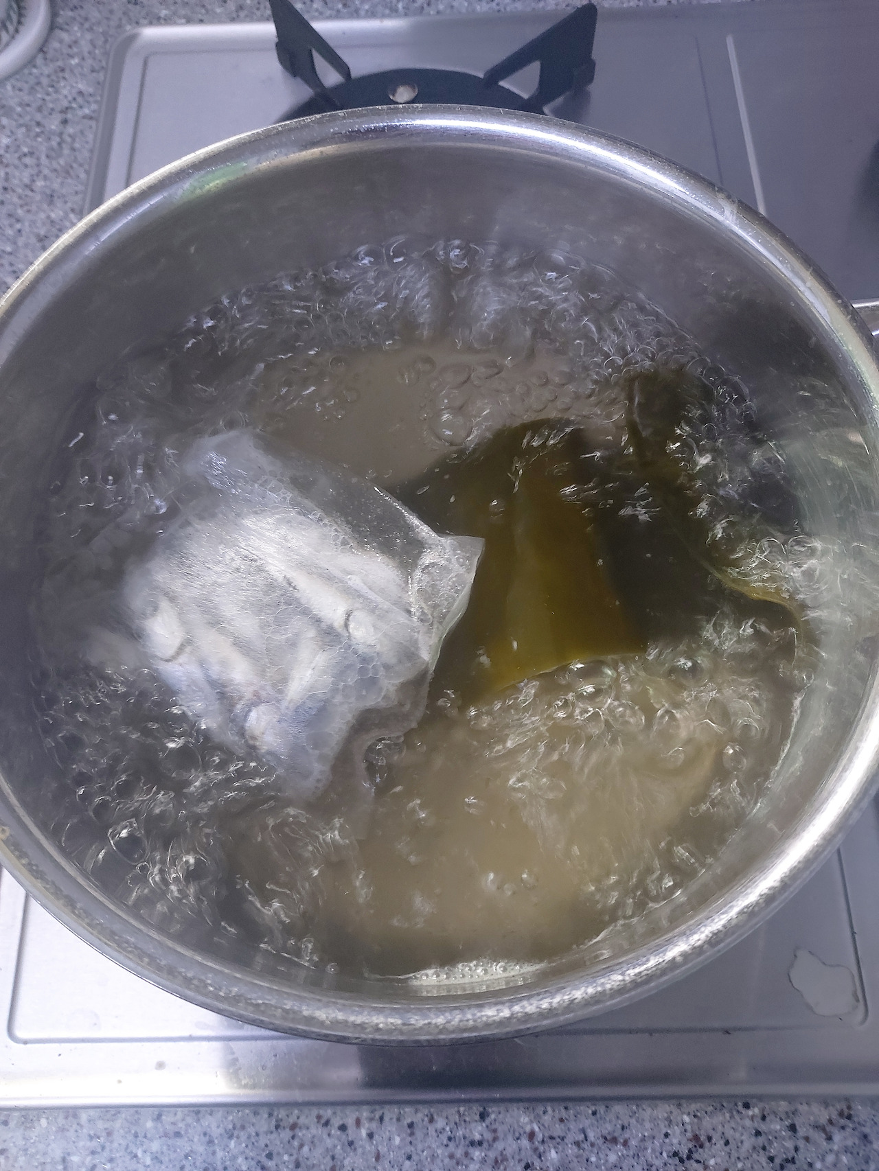 12-2. 다시마와 멸치의 건강한 기운이 우러난 육수 20240817_174406.jpg