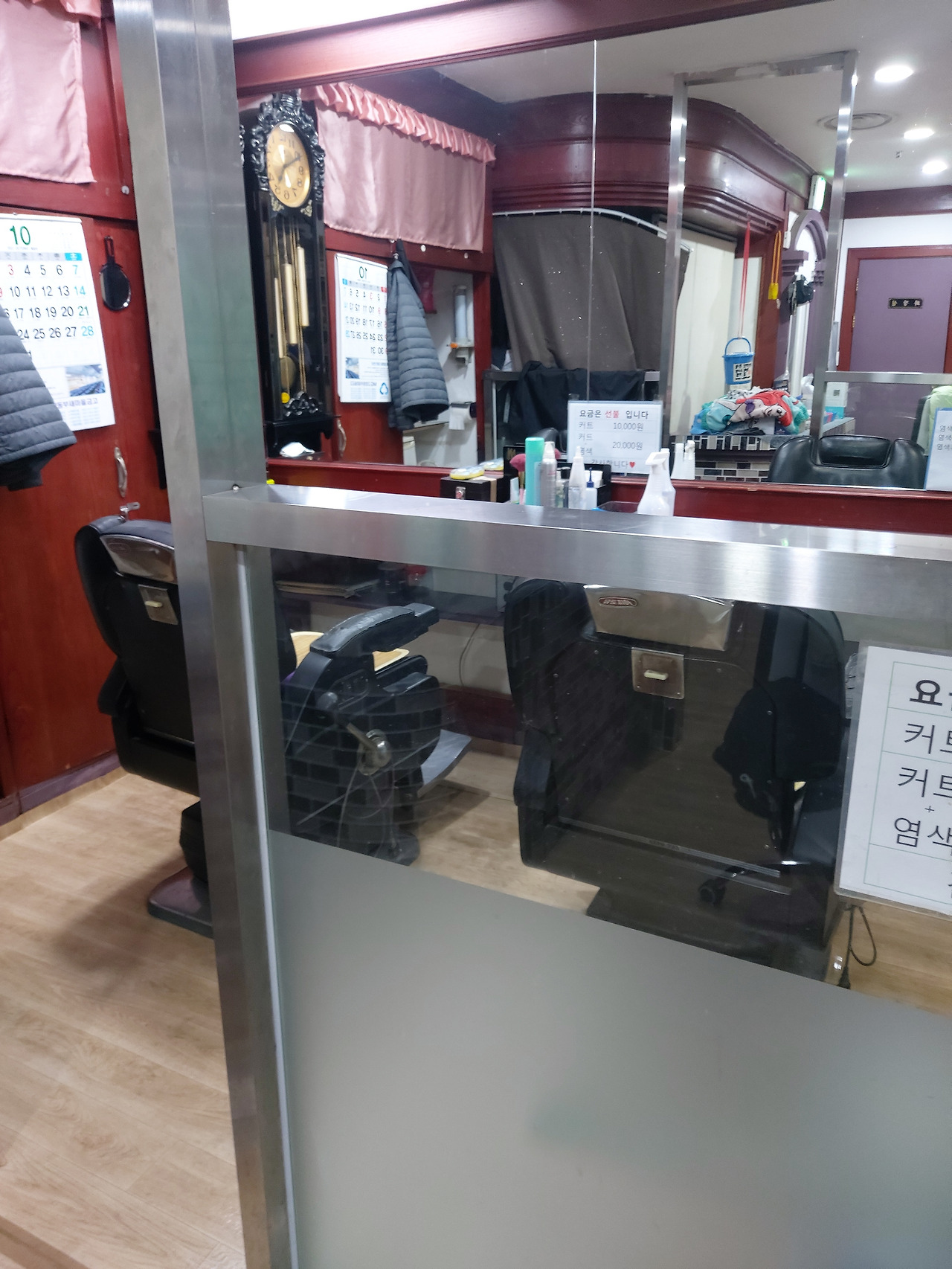 8. 내가 사는 동네 목욕탕 탈의실 한 구석에 마련된 이발 공간. 20231008_164632.jpg