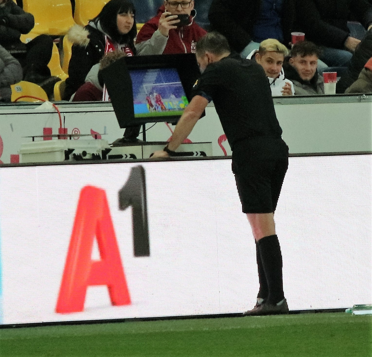 8-4. 비디오 판독 시스템의 도입으로 공공연한 할리우드 액션은 줄어들었으나 지금도 여전히 그런 장면을 볼 수 있다.jpg