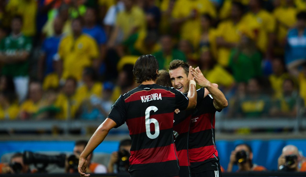 16-4. 골 세리머니 중인 독일 선수들.jpg