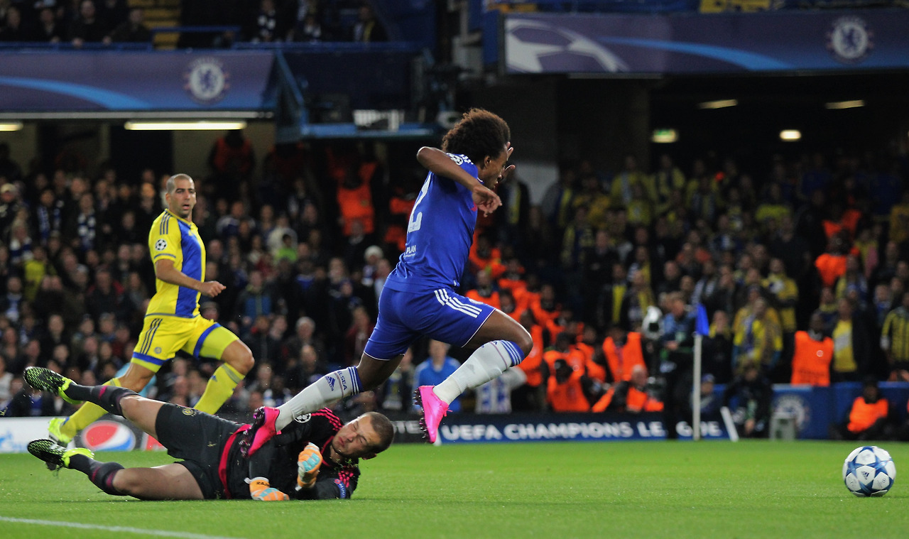 8-2. 페널티 박스 안에서 상대 팀 공격수가 골키퍼의 몸에 걸려 넘어지고 있다..jpg