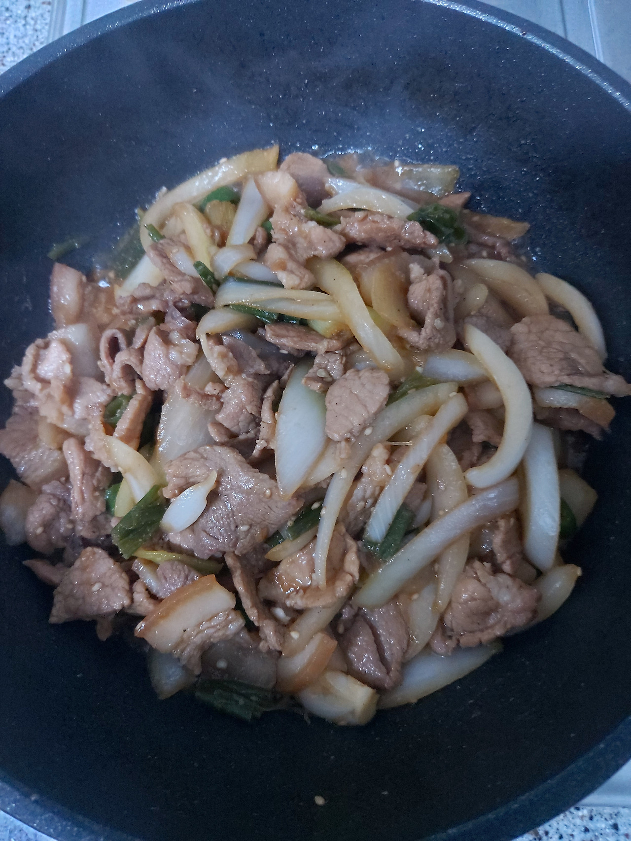 21-7. 돼지고기가 어느 정도 익었을 때 양파를 넣고 계속 볶다가 마무리 단계에서 청양고추를 추가하고 통깨를 뿌린 뒤 1분 뒤에 불을 끈다.20240901_185535.jpg