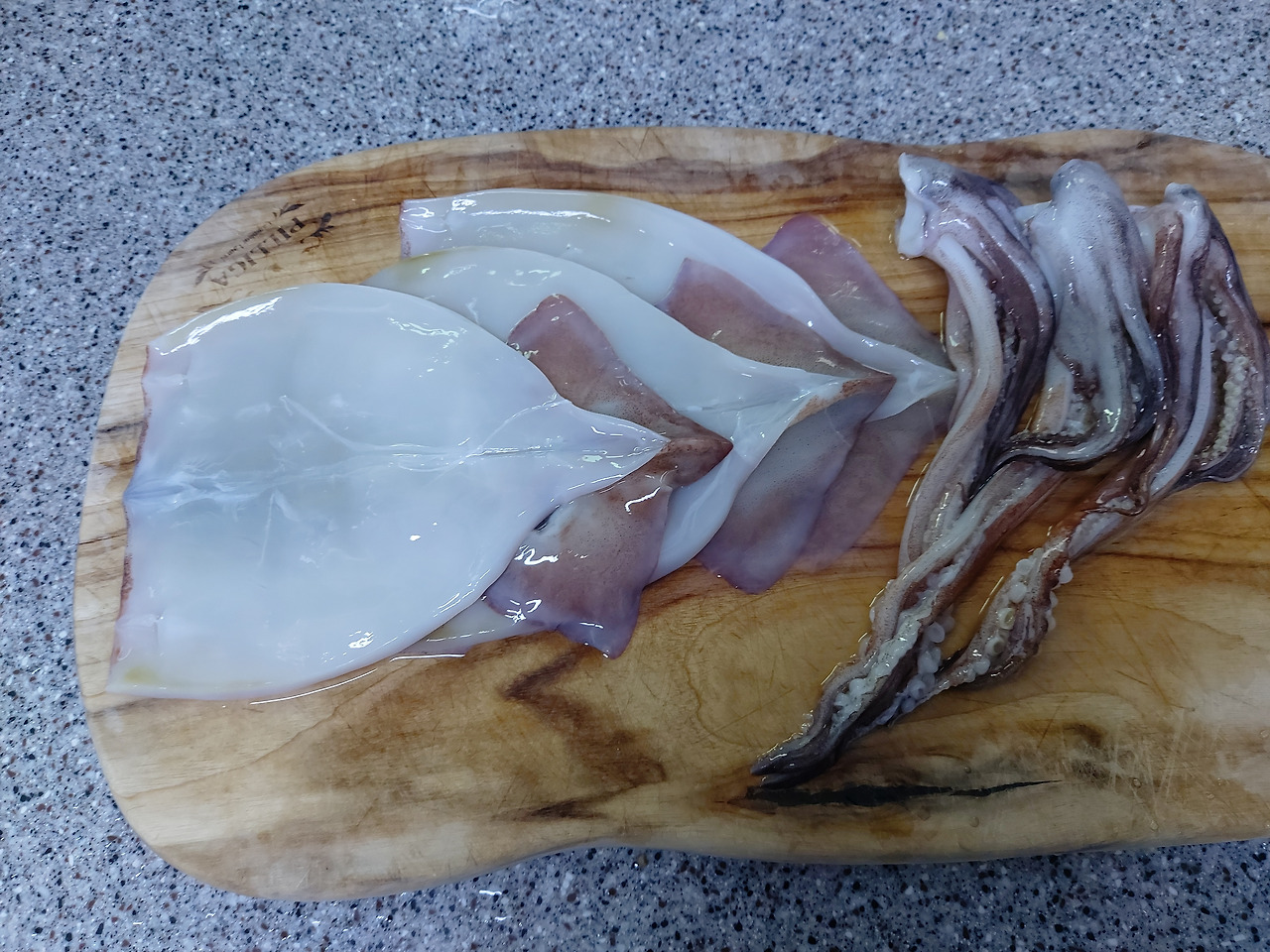 16-1. 손질한 오징어 몸통과 다리 20240817_180219.jpg