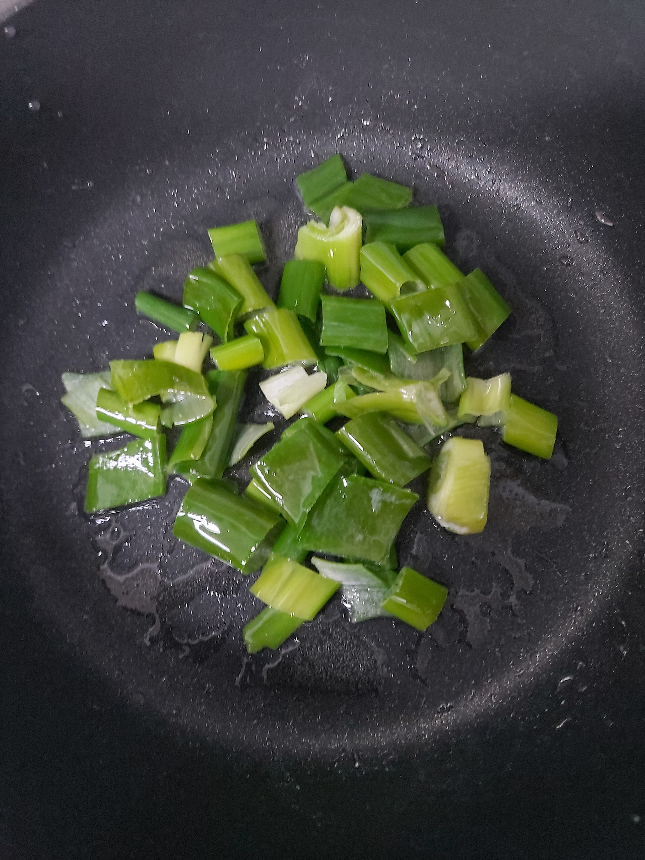 21-5. 팬에 식용유를 두르고 대파를 먼저 볶는다.  20240901_184512.jpg