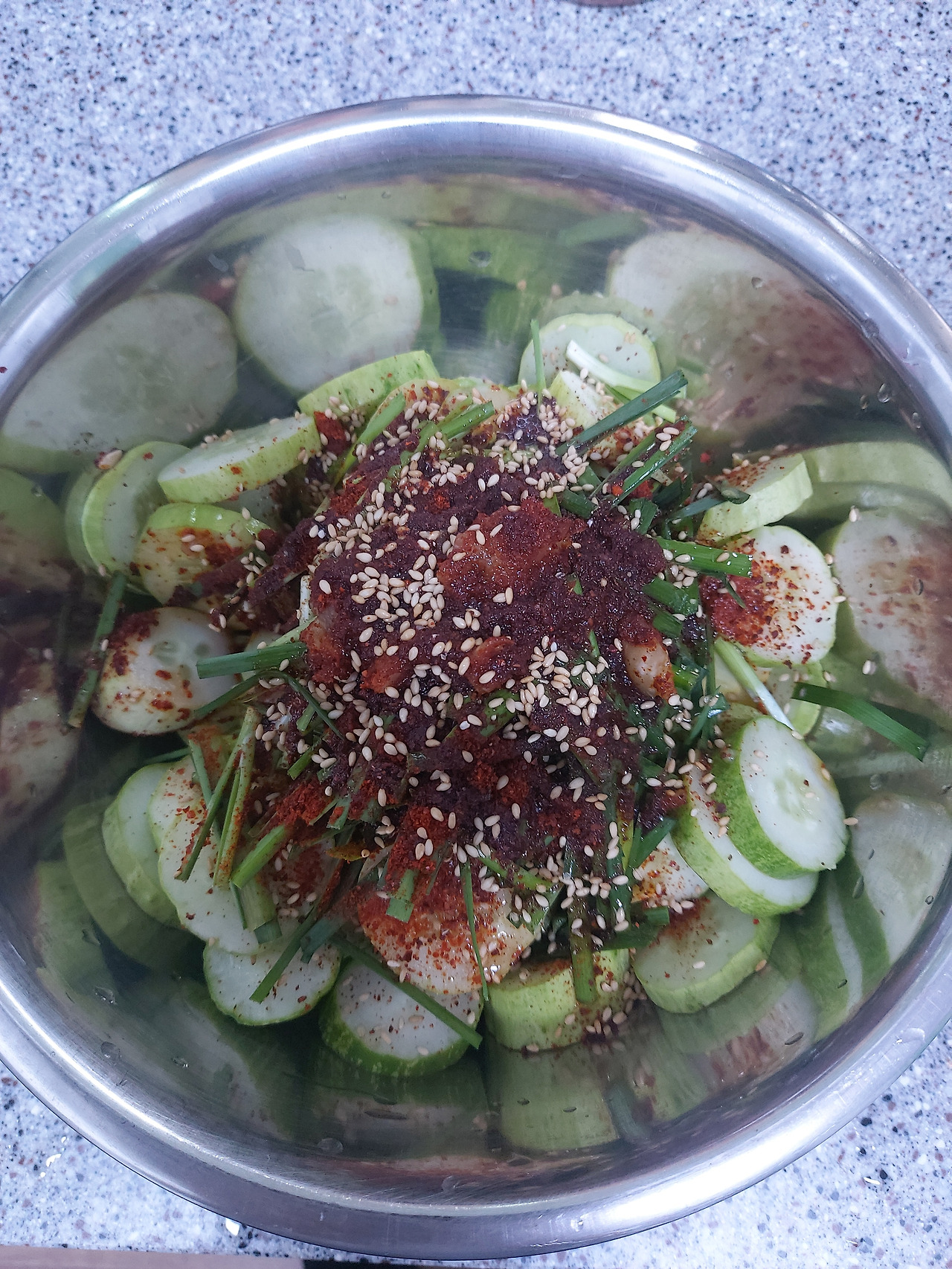 49-3. 고춧가루 두 큰술, 고추장 한 작은술, 다진 마늘, 진간장, 매실액, 올리고당 한 큰술, 참기름 반 큰술, 통깨를 넣고 버무린다. 20240824_184509.jpg