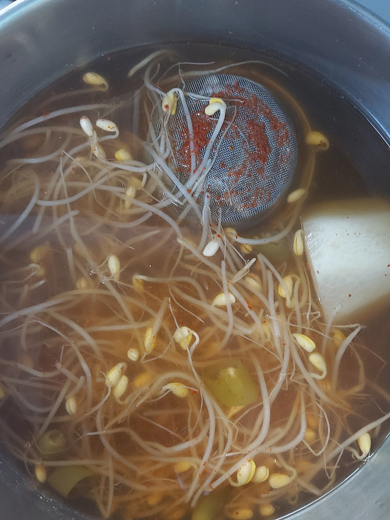 6-8. 큼지막한 무 한 덩어리와 고춧가루를 넣고 끓인 콩나물국  20240702_101412.jpg