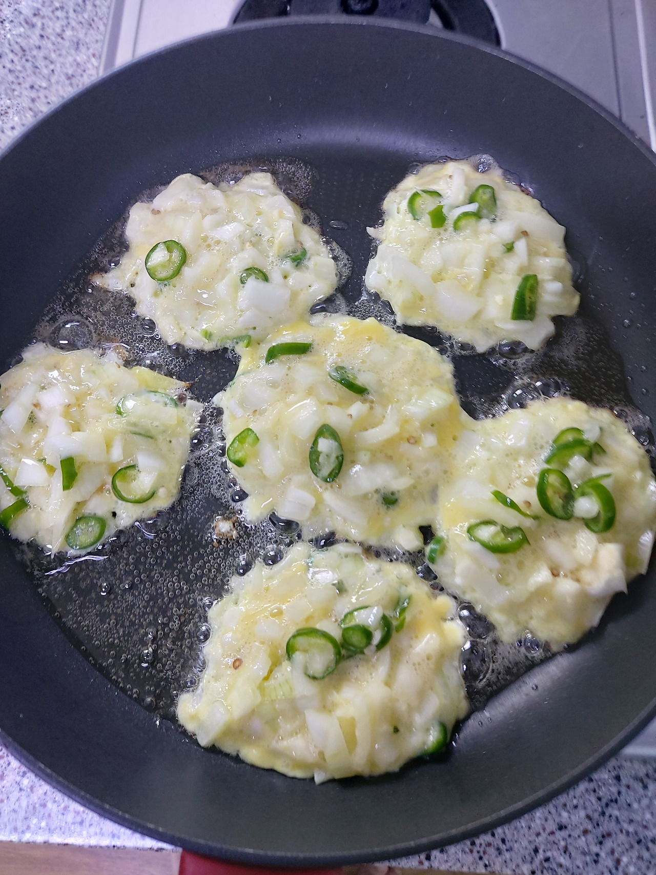 47-5. 양파전 반죽을 숟가락으로 떠 팬에 부친다 20240817_085744.jpg