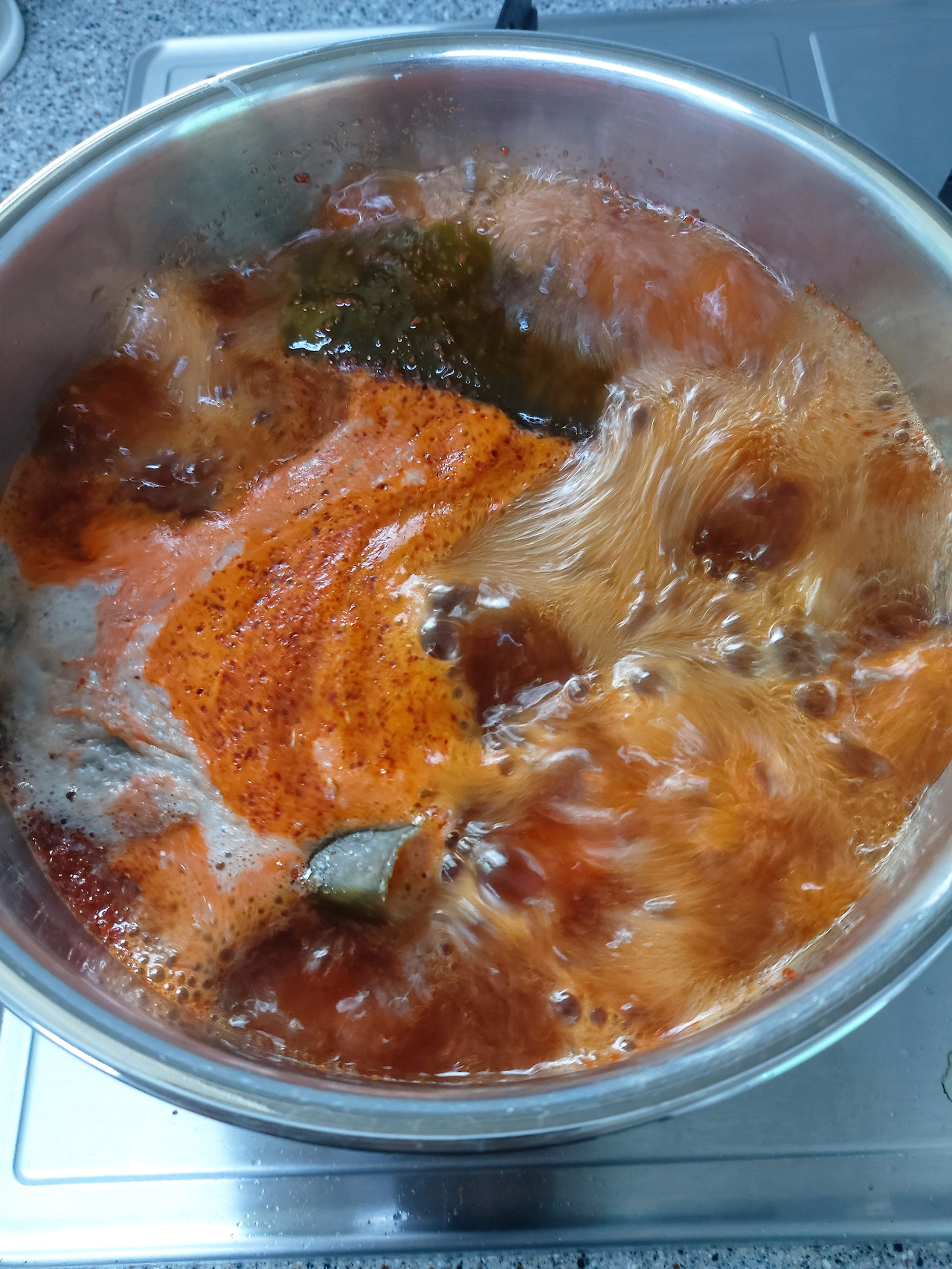 17-6. 육수가 끓으면 양념장을 붓는다 20240811_083754.jpg