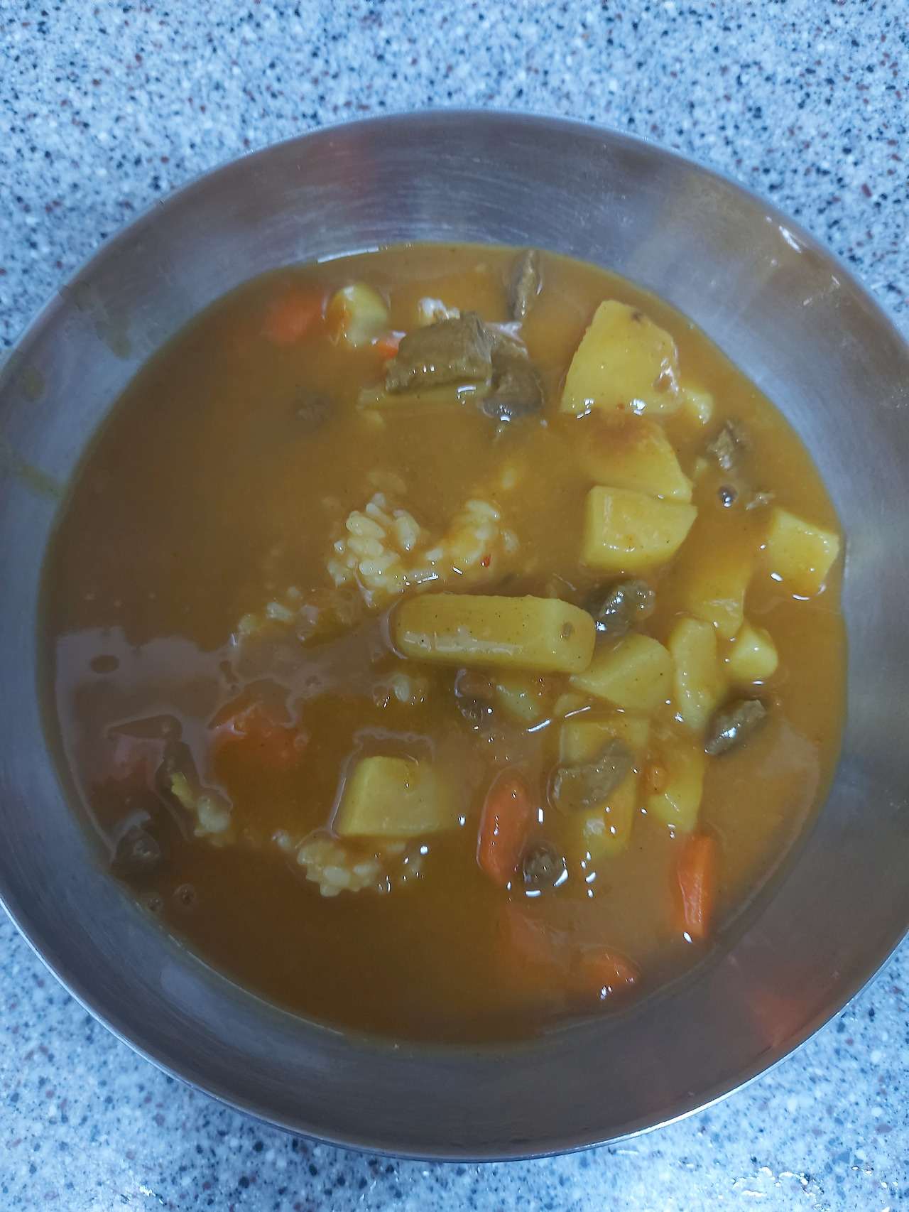 30-7. 완성된 카레를 밥 위에 얹는다 20240824_185848.jpg