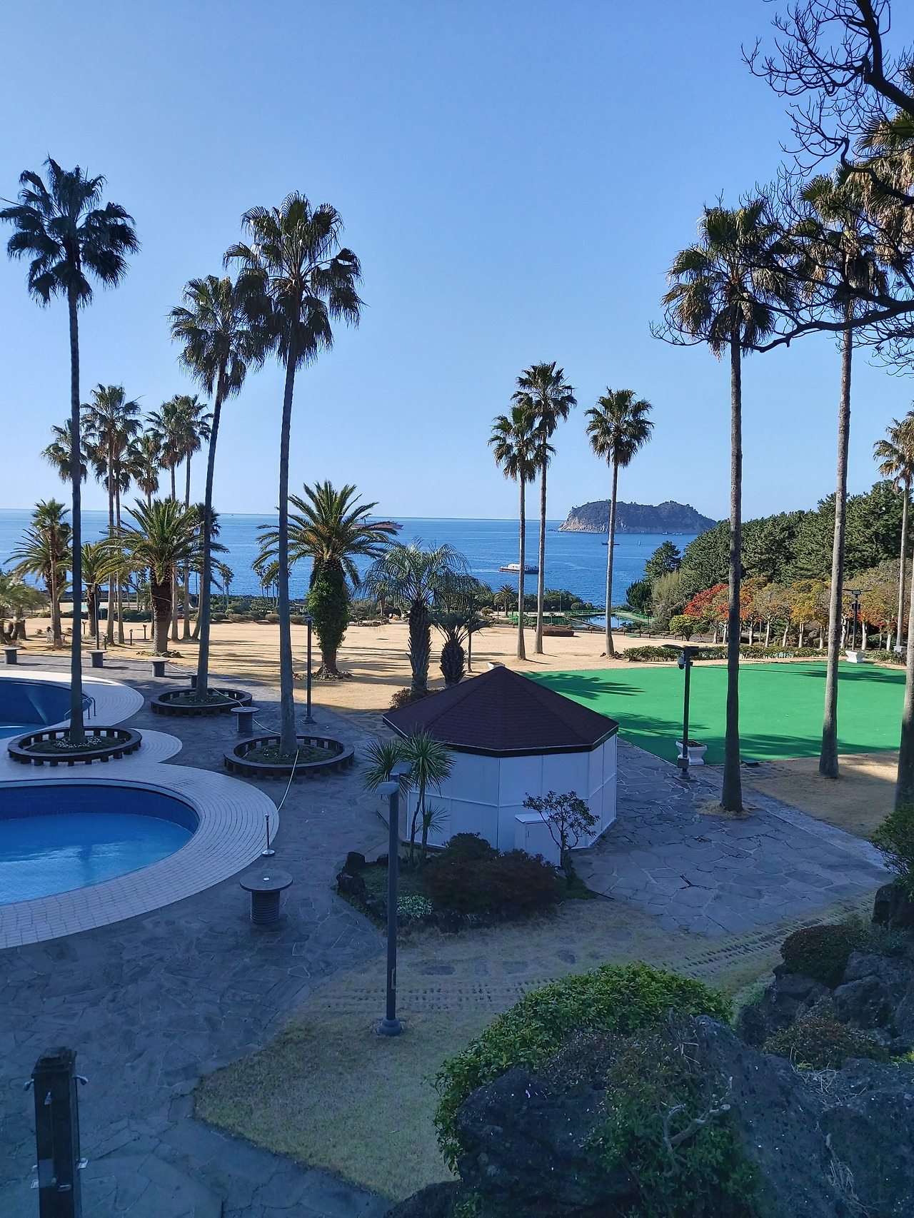 3일차 조식 후 호텔 뒤에서 찍은 바다.jpg