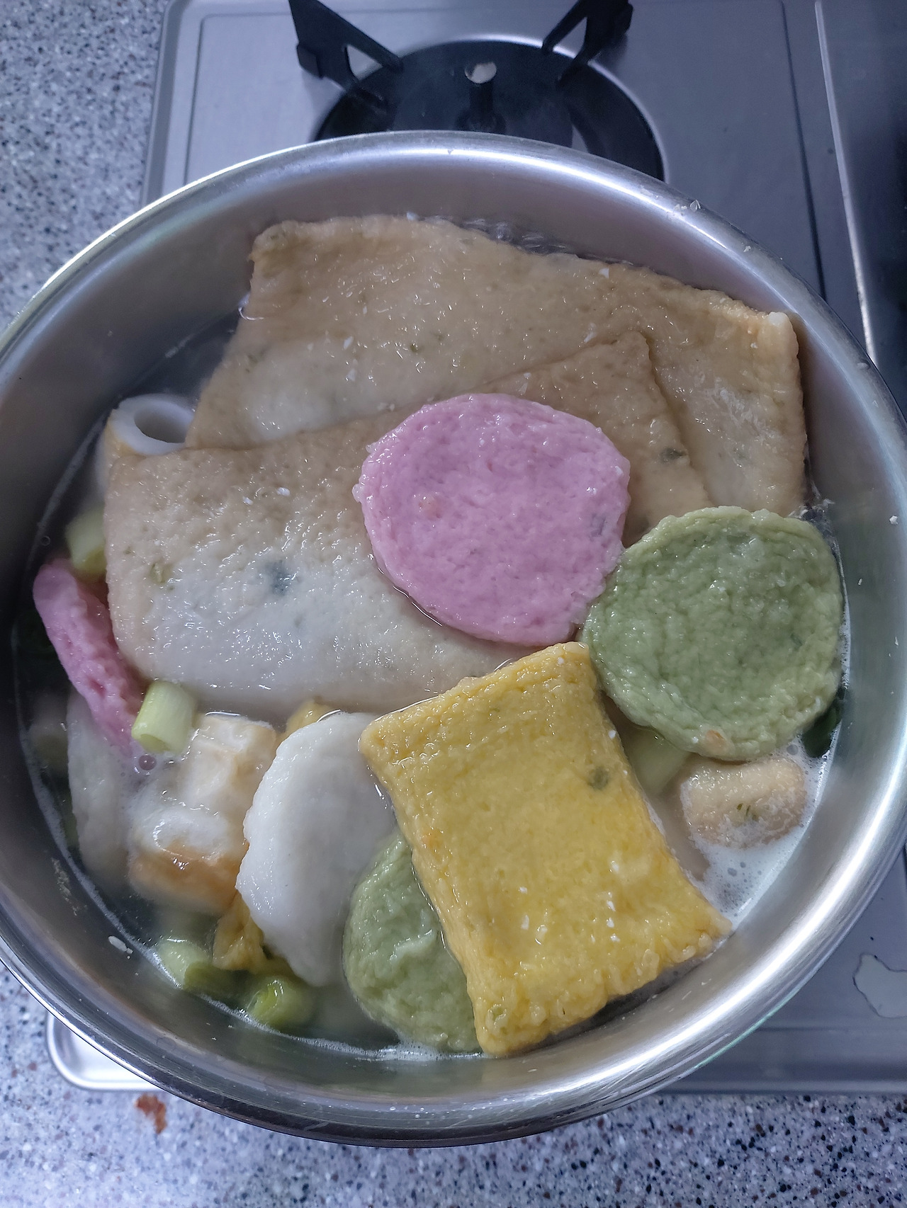 38-5. 어묵의 몸집이 부풀어오르고 충분히 익었을 때 후추를 치고 불을 끈다 20241019_085127.jpg