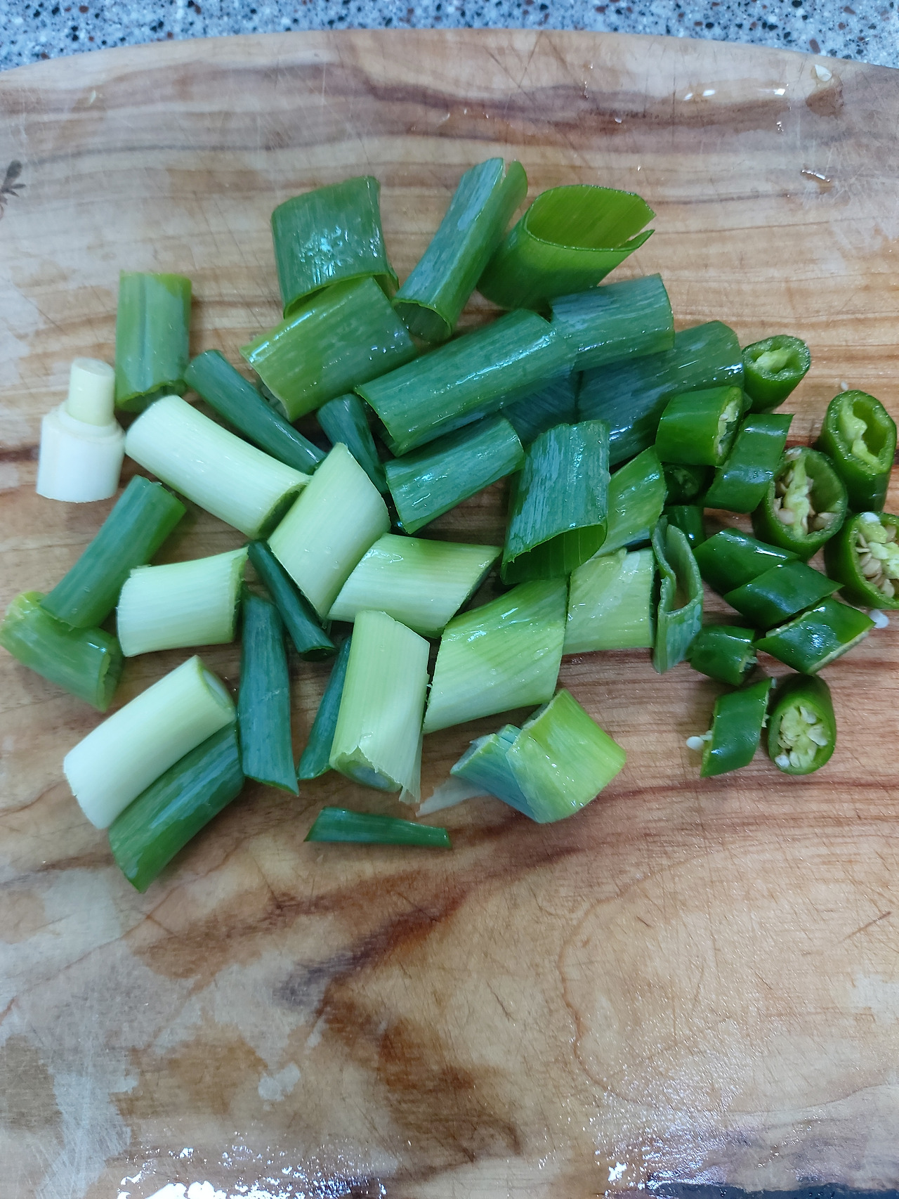 17-4. 육수가 끓을 동안 대파와 청양고추도 손질한다 20240811_083130.jpg
