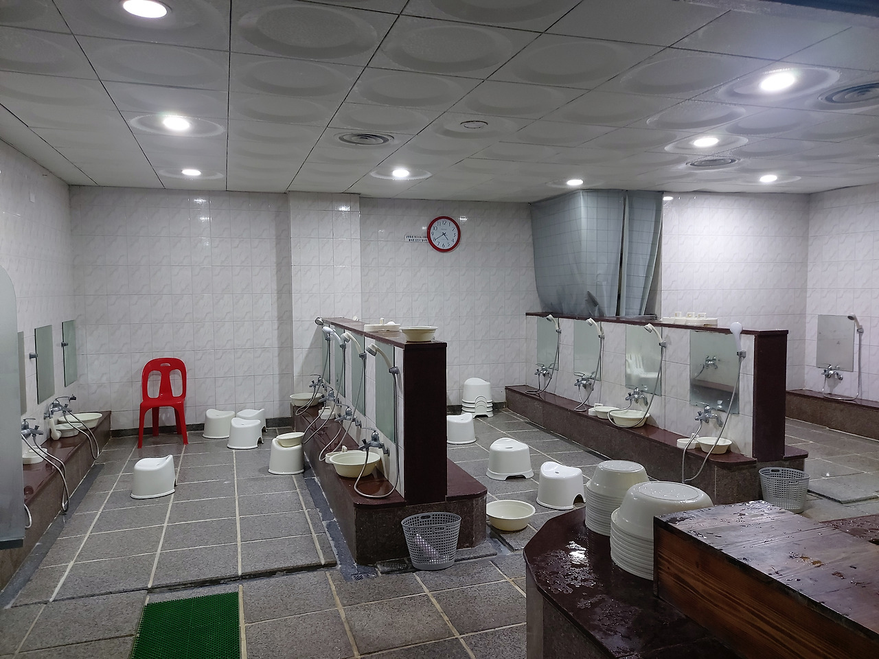 1. 좌식 사우나 시설과 큰 세숫대야, 작은 세숫대야를 보면 70년대 공중목욕탕이 생각난다. 20231008_163637.jpg