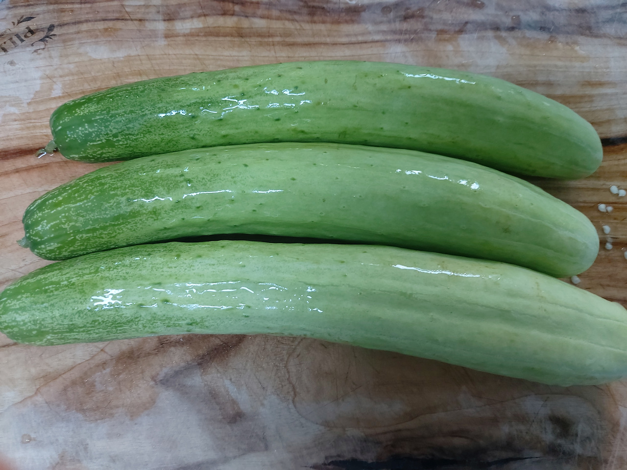 49-1. 오이무침을 위해 튼실하고 야무진 오이 세 개를 깨끗이 씻어 준비한다. 20240824_180614.jpg