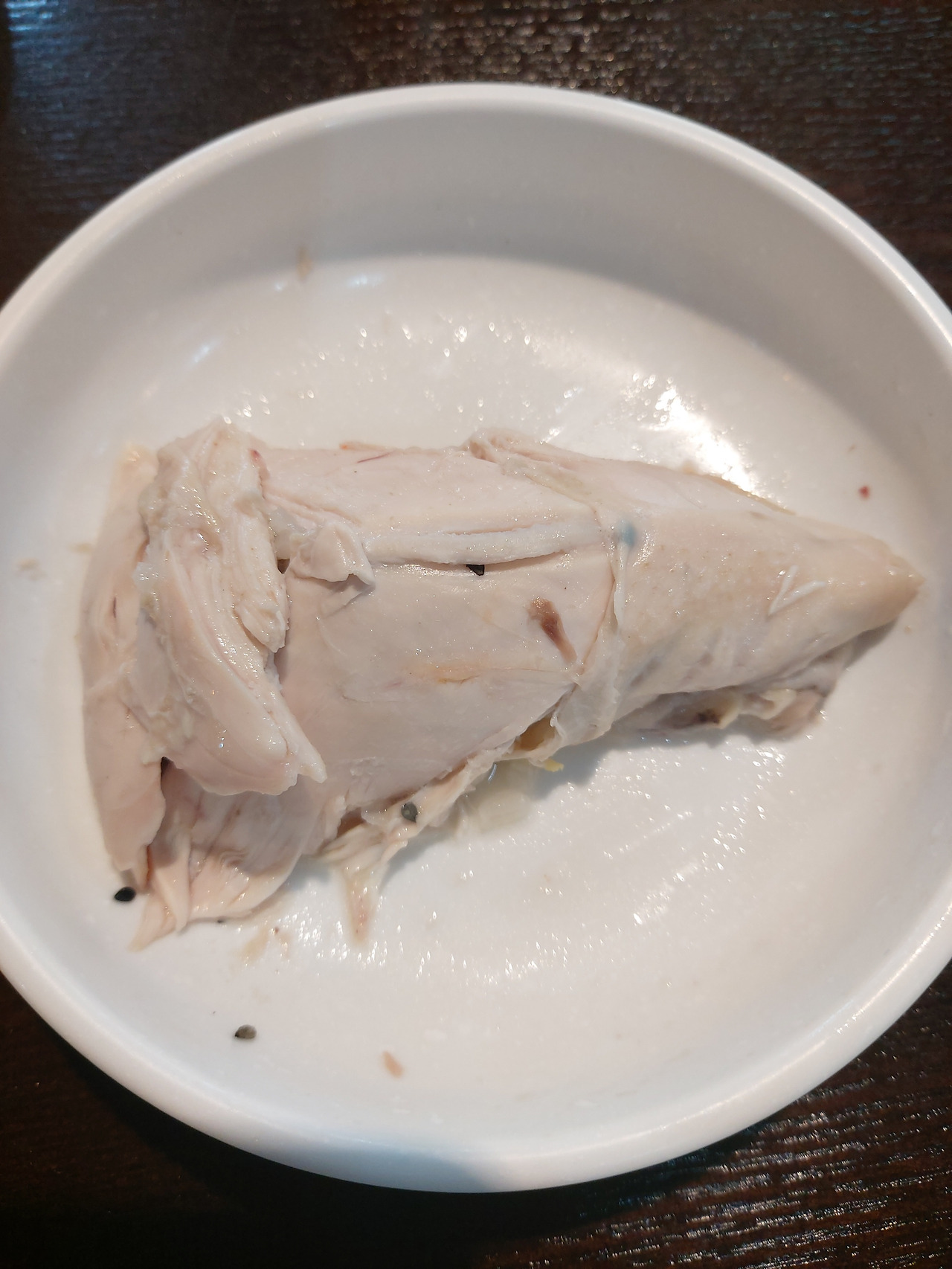 4-6. 쫄깃쫄깃한 닭다리 살에 비해 퍽퍽한 닭가슴살은 식감이 떨어지지만 20240731_142128.jpg