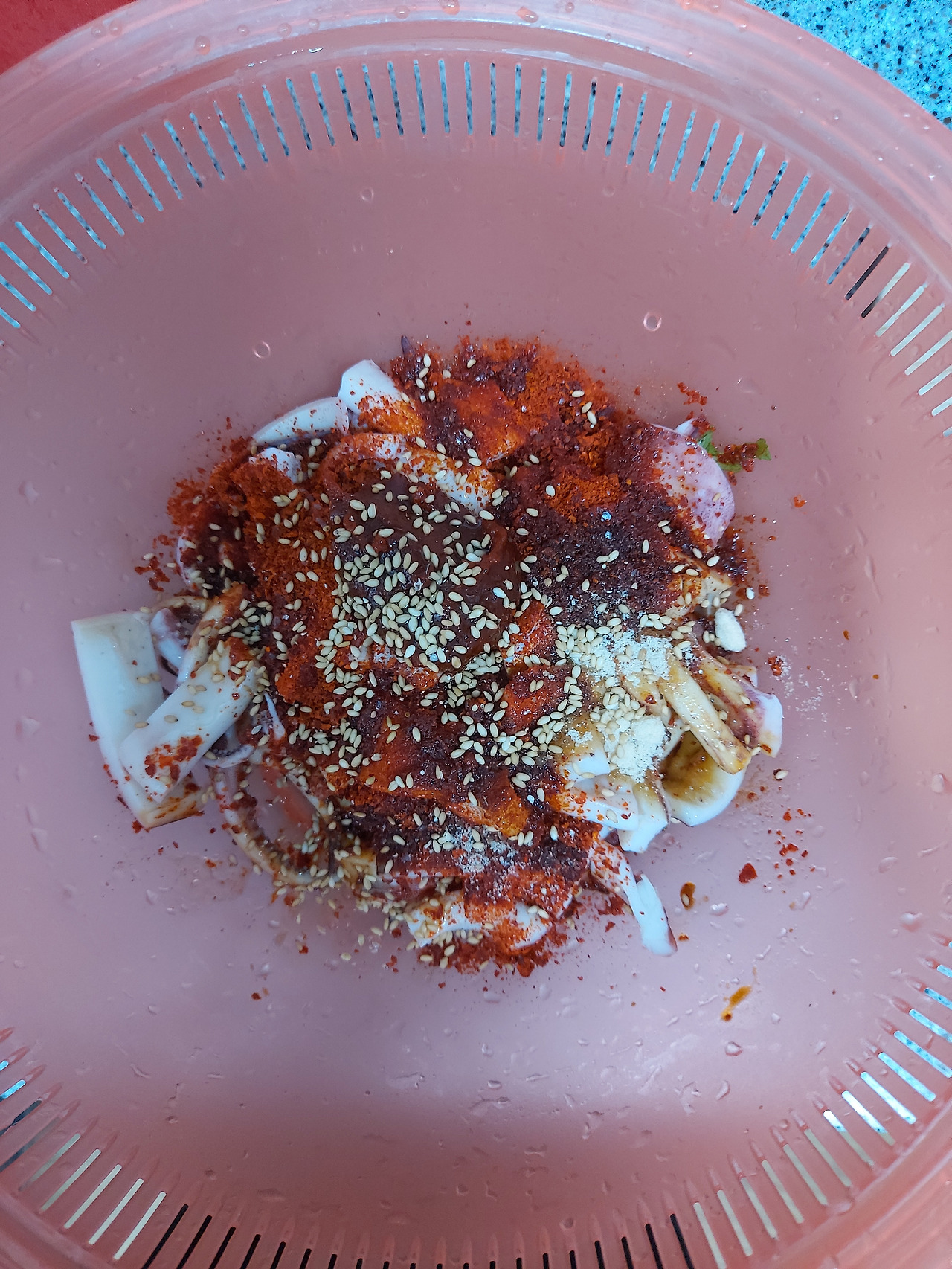 45-6. 고춧가루와 고추장, 진간장, 맛술, 매실액, 참기름 , 설탕, 다진 마늘, 통깨를 넣고 섞어 양념장을 만든 뒤 오징어를 먼저 무친다. 20240915_184108.jpg