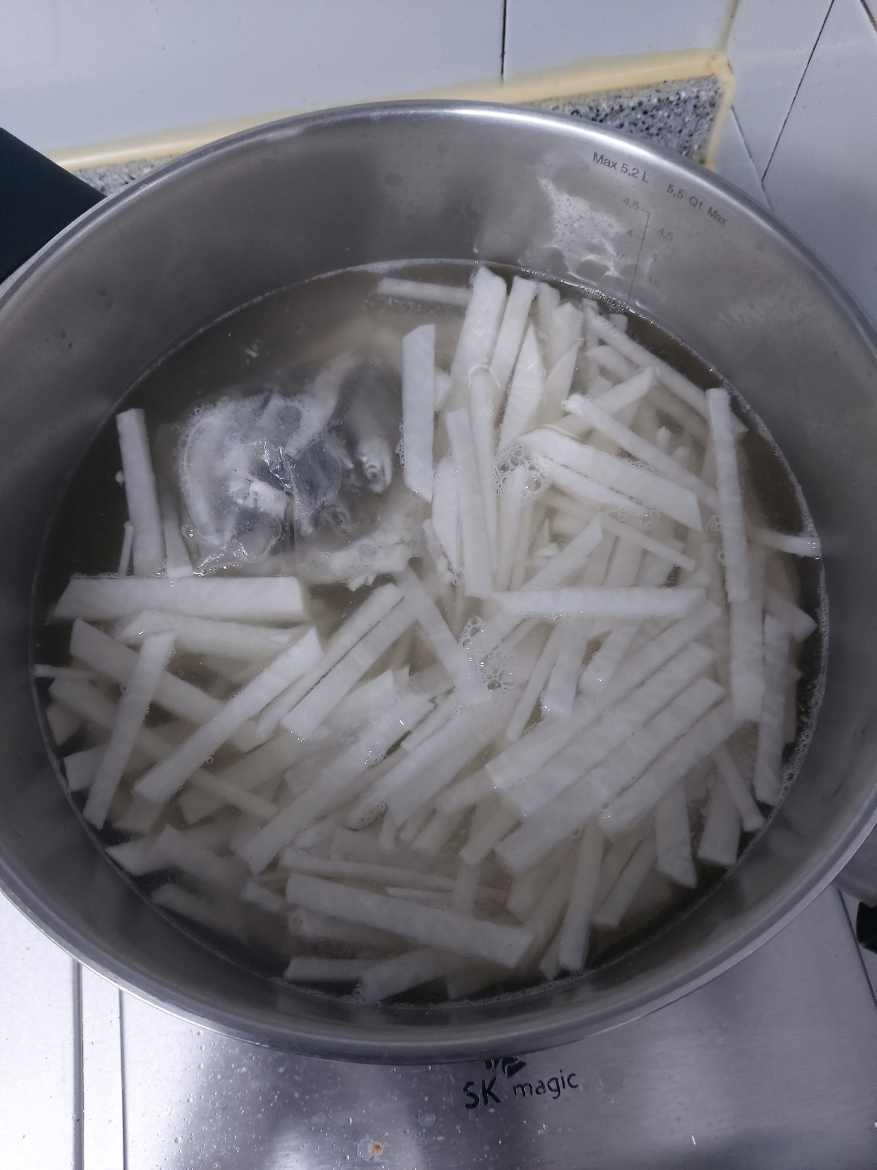 3-9. 채 썬 무채 군상(群像)이 끓는 육수와 만나자 20240706_175859.jpg