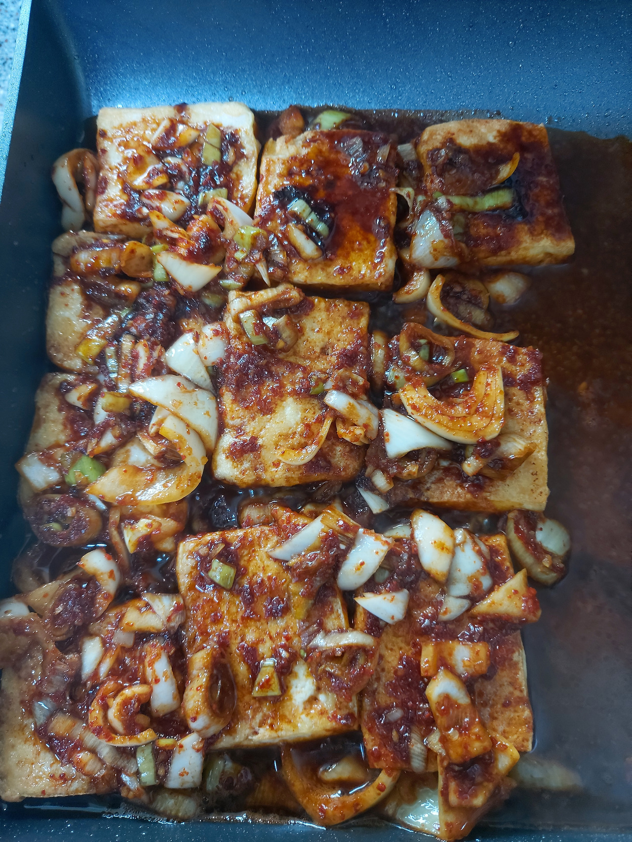 51-12. 양념장을 두부 위에 골고루 끼얹고 약불에서 자작하게 졸인다  20241007_091717.jpg