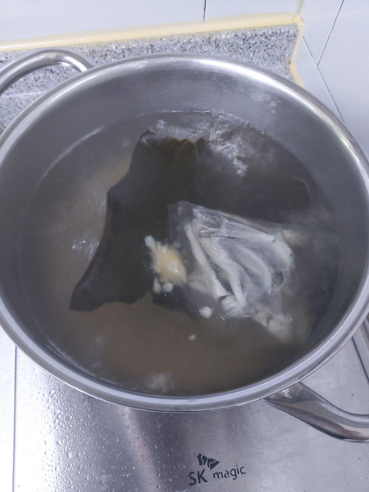 3-7. 다시마 한 장과 멸치를 넣고 끓인 육수. 20240721_181714.jpg