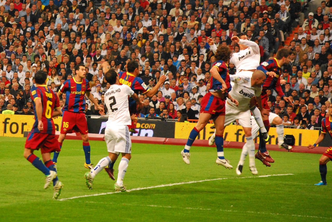 8-1. 여차하면 골을 넣을 수 있고, 자칫하면 골을 내줄 수 있는 페널티 에어리어 안에서는 몸싸움이 치열하다..jpg