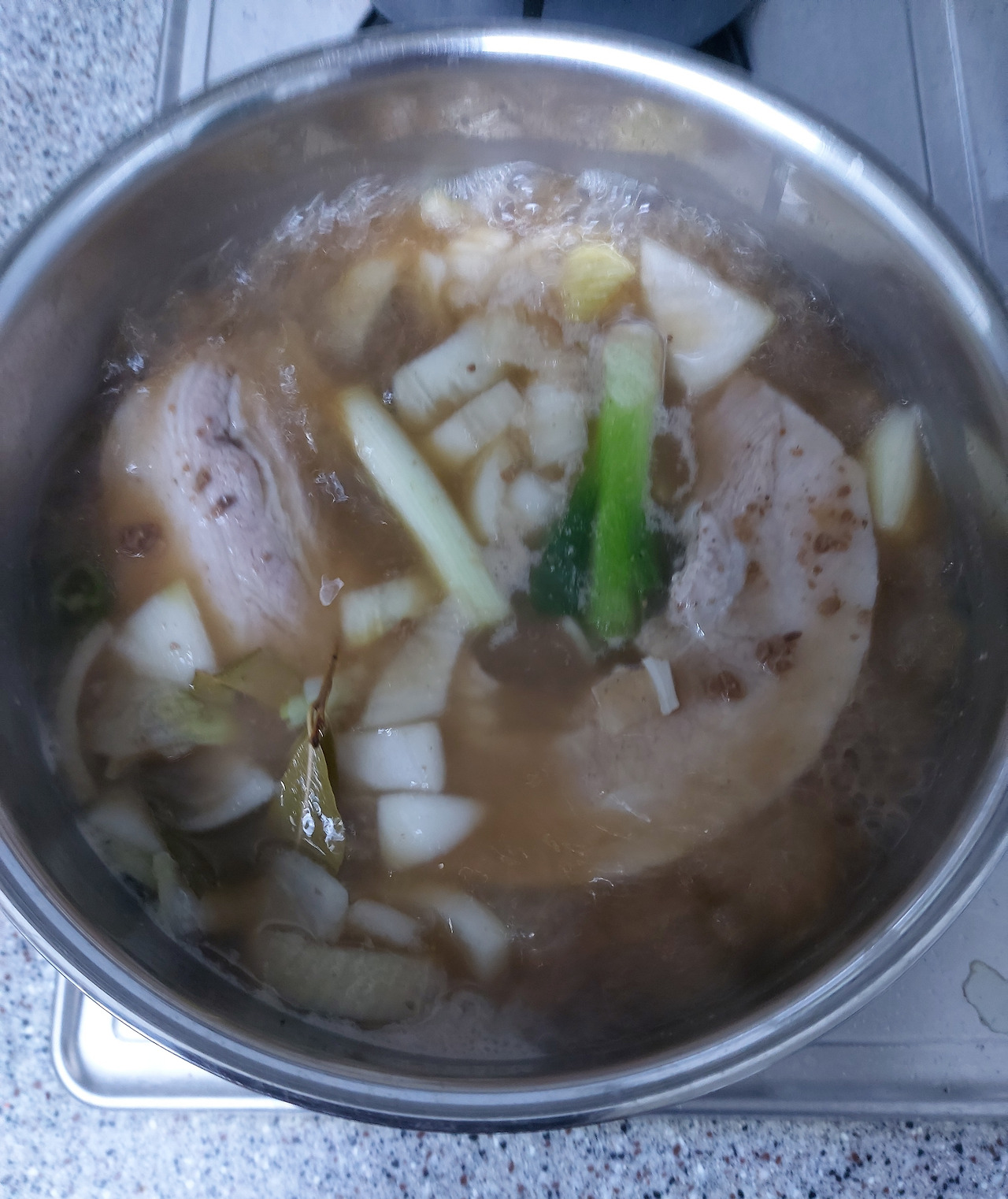 41-4. 육수가 끓기 시작하면 5분쯤 지나 중불로 낮춘다 20241102_174133.jpg